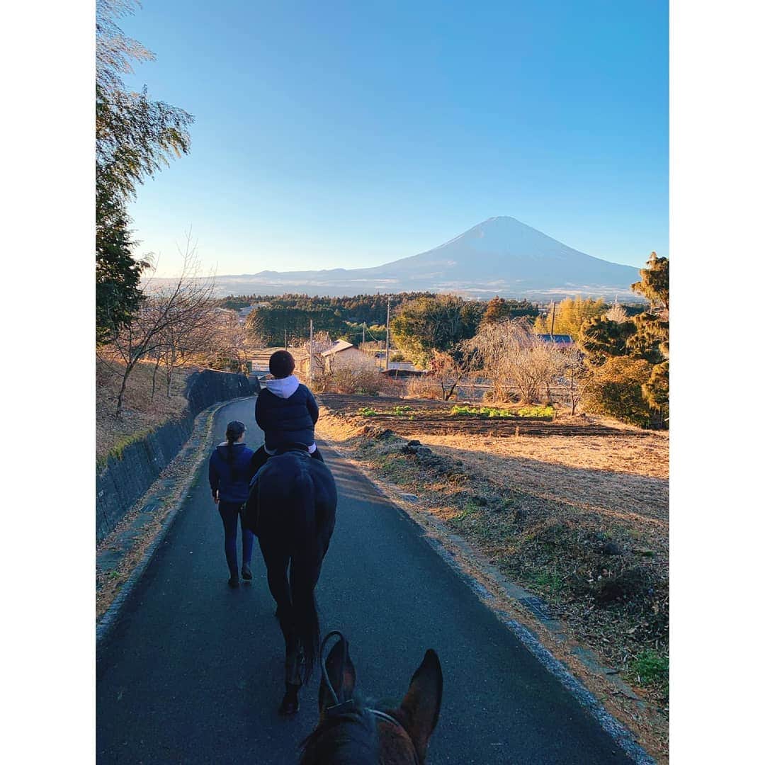 miwaさんのインスタグラム写真 - (miwaInstagram)「#わんぱく少年 #富士山へGO #乗馬 #富士山 #馬女 #そして私は午年」1月27日 19時08分 - miwa_official_38