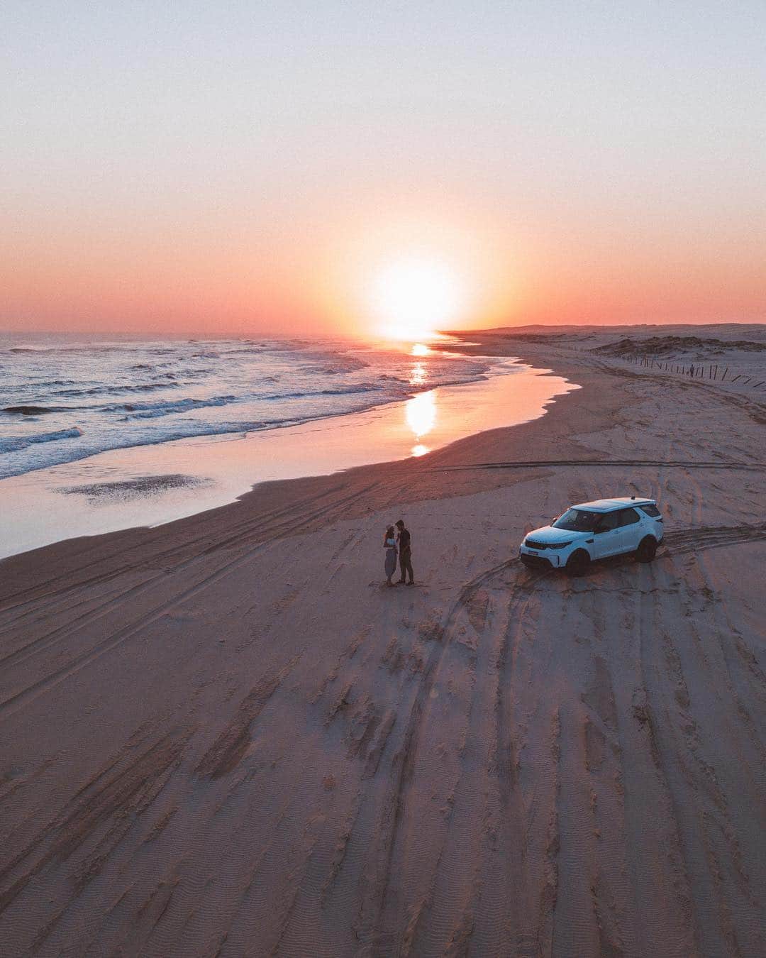 ジェシカ・スタインのインスタグラム：「A world away... a beach to ourselves to watch the whales breach ✨ @landroveraus」