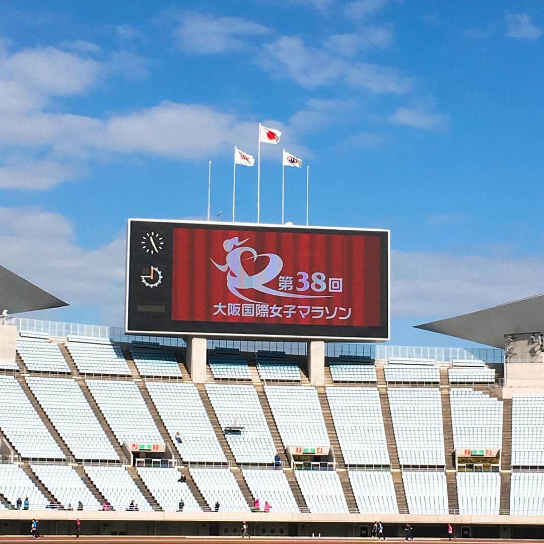 加藤綾子さんのインスタグラム写真 - (加藤綾子Instagram)「* 今日は第38回大阪国際女子マラソンでした！ 昨年に引き続きMCとして参加させて頂きましたが、この大阪国際女子マラソン、東京オリンピックへの第一関門、『MGC』への出場権がかかる大会です。 一定の順位とタイムをクリアすれば9月に行われるMGCへの出場権を得ることができ、そのMGCから東京オリンピックの代表2名が決まります！ だからとっても大事な大会。 結果は、既にMGC出場資格を持っていた小原怜選手が日本人最高の2位。ご自身では不完全燃焼と仰っていましたが東京を見据えた、自分自身の殻を破る走りだったと思います。 番組が終わった後もずっと高橋尚子さんに練習方法などを熱心に聞いていてこれからどんな走りを見せてくれるのかより楽しみになりました！ そして中野円花選手が今大会でMGC出場権を獲得しました！ もう少しMGC出場権獲得選手が出てくると期待されていましたが、選手の皆さんそれぞれが次に繋がるレースを見せてくれたと思います！ MGCへの出場資格がかかった大会（名古屋、ソウル、パリ、ロンドンなど）も4月まで続いていきますので引き続き応援しています！ 頑張って下さい！！ そして本当にお疲れ様でした🌸」1月27日 19時50分 - ayako_kato.official