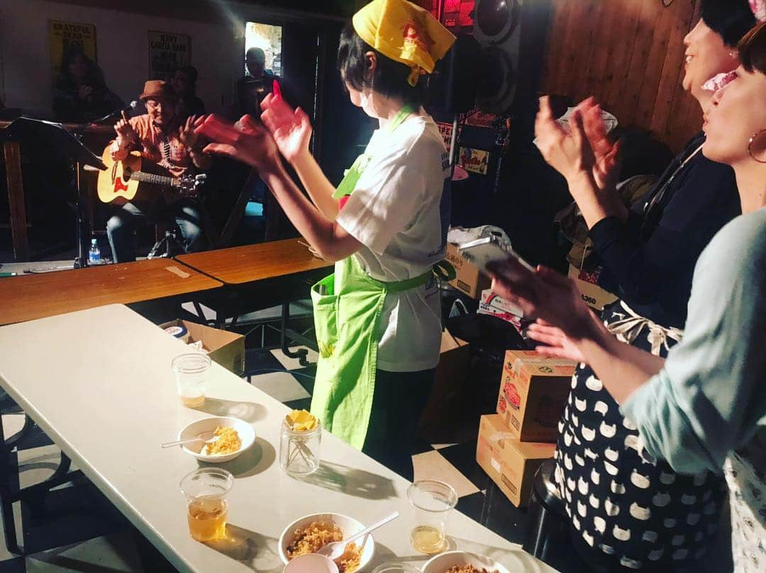 鈴木砂羽さんのインスタグラム写真 - (鈴木砂羽Instagram)「2019年「さるフェス」 今年はホントにほんのちょこっとだけだけど「たけみごはん」参加できましたー。完売！！ みのすけさん唄う中で、 峯村リエねきと猫背椿ちゃま、 ナイロンさんと大人さん、 皆さま集合💫💫💫 🍌たけみちゃん🍌 今年もお疲れ様でしたーーー🍙‼️🎸🎤🔥 #さるハゲロックフェスティバル  #さるフェス2019 #新宿ロフト #たけみごはん #たけみごはんにホットグリグリケーキDX」1月27日 20時09分 - bombon_sawa