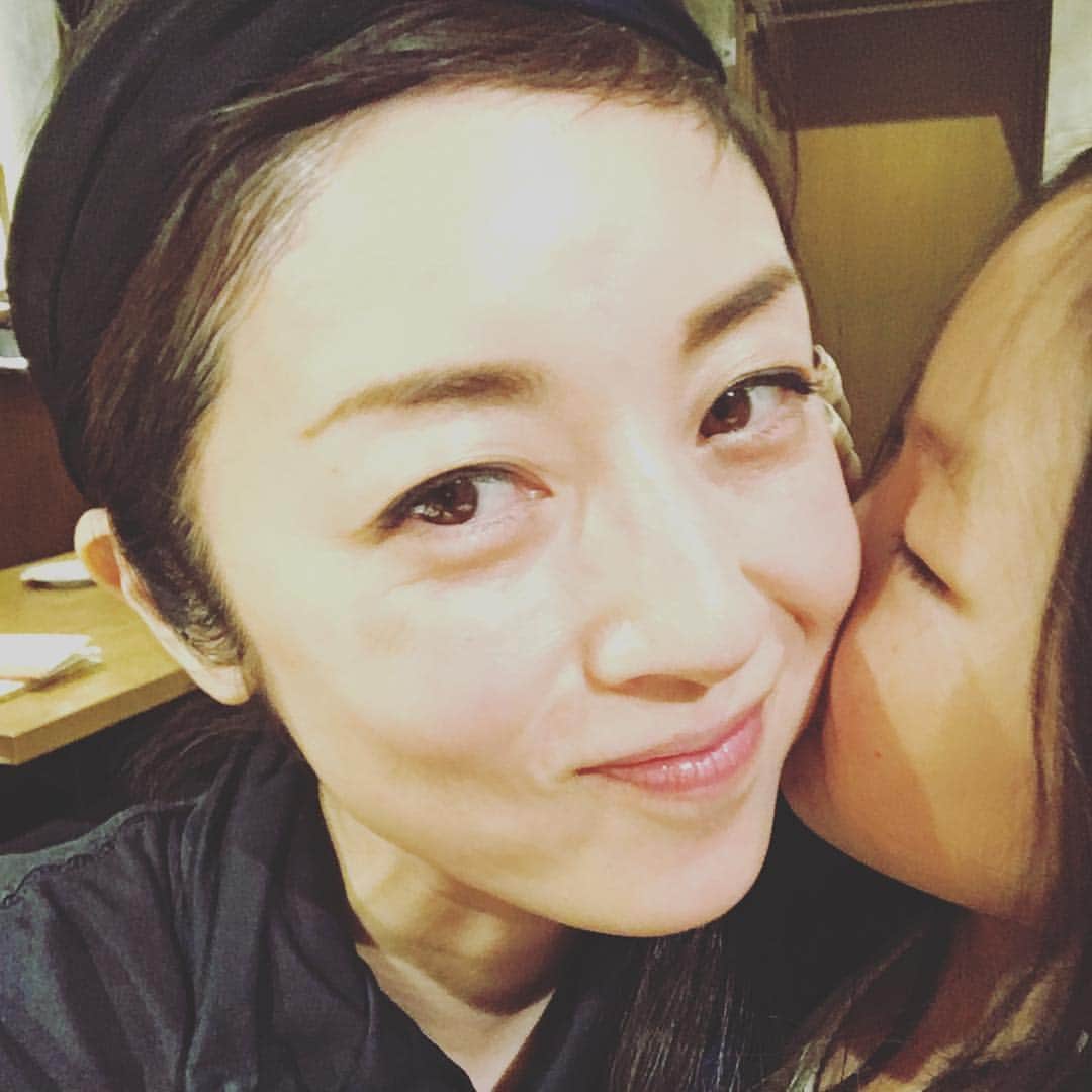 のインスタグラム：「舞台「プラトーノフ」の稽古が早く終わったので、今夜は久しぶりに家族揃っての夜ゴハン。。 あぁ楽しかった〜 焼肉食べたよ〜 #プラトーノフ #娘と」
