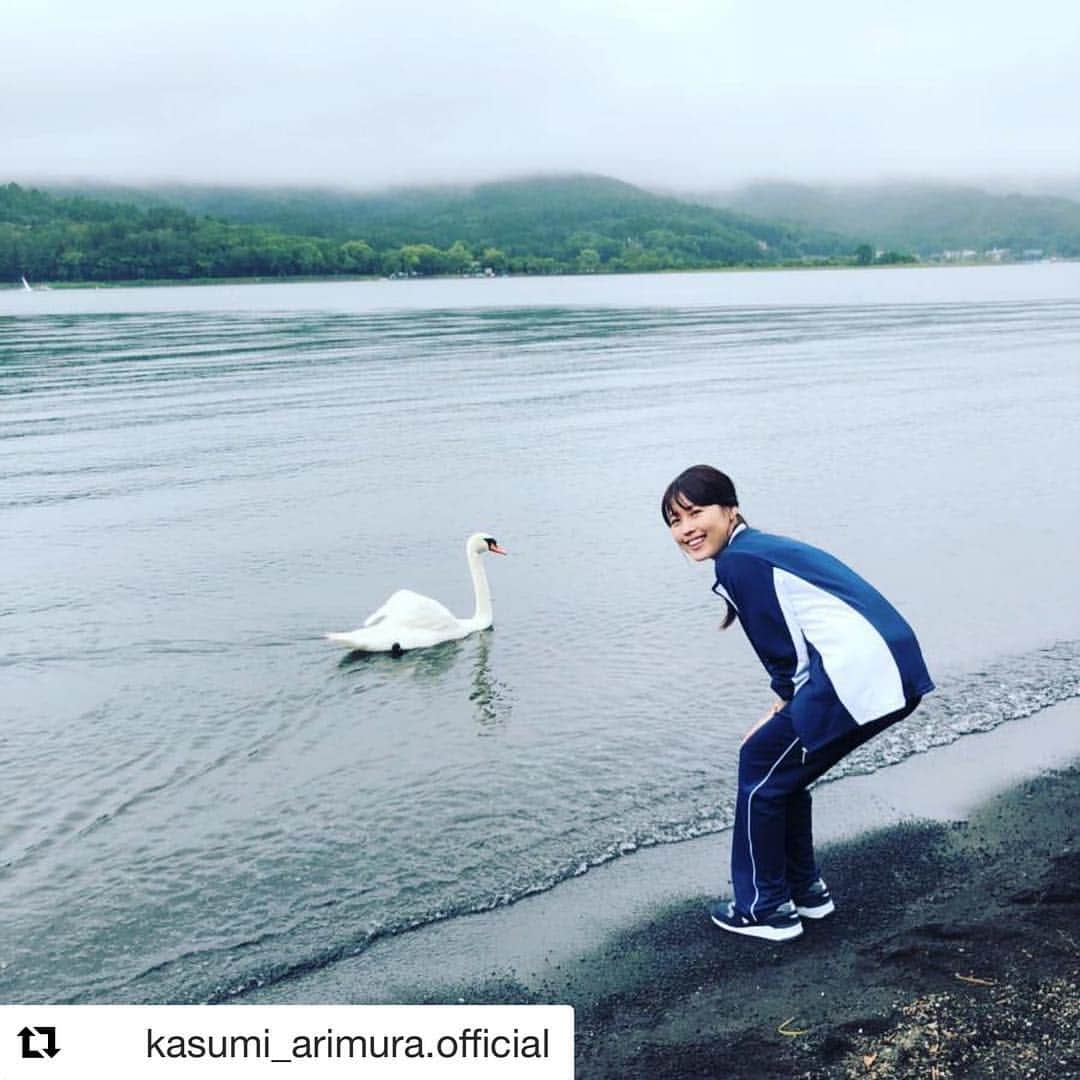 TBS「中学聖日記」さんのインスタグラム写真 - (TBS「中学聖日記」Instagram)「懐かしい！聖先生のジャージ姿。これは3話の撮影の頃ですね。﻿ ﻿ 懐かしいといえば…先日「中学聖日記」のDVD、Blu-ray特典用の有村架純さんのオーディオコメンタリーの収録を行いました！懐かしく、面白いお話が沢山飛び出しましたよ♪﻿ お楽しみに☺️﻿ ﻿ #tbs #火曜ドラマ #中学聖日記 #有村架純 #岡田健史 #町田啓太 #マキタスポーツ #友近 #吉田羊 #夏川結衣 #DVD #Bluray #3月29日 #発売予定﻿ ﻿ ﻿ #Repost @kasumi_arimura.official ﻿ ・・・﻿ これぞ白鳥の湖。不意に現れた子。ジャージが妙にしっくりくるな、と思い返せば、弱くても勝てますの柚子ですね。赤ジャージ着てたな。📸これは聖のジャージ。」1月27日 20時44分 - chugakuseinikki_tbs