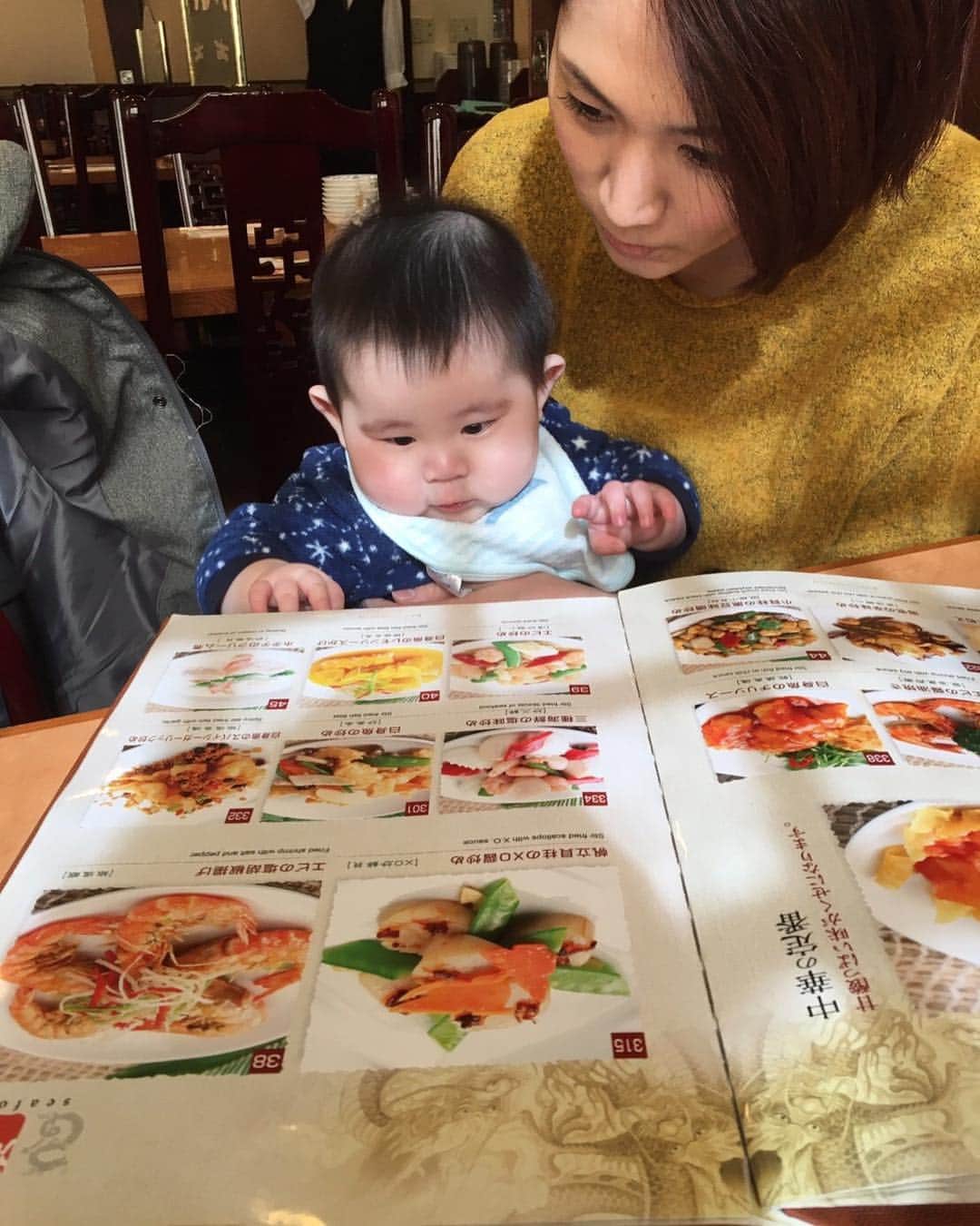 高橋みゆきのインスタグラム：「今日はみんなで中華街行って🍖公園散歩したよ🐶👶👨👩結構歩いた💨 #中華街 #中華食べたくて #山下公園 #赤れんが #寒い中アイス食べた🍨 #クラ吉は膝の上の定位置 #何年ぶりか中華街 #天気は良かった」