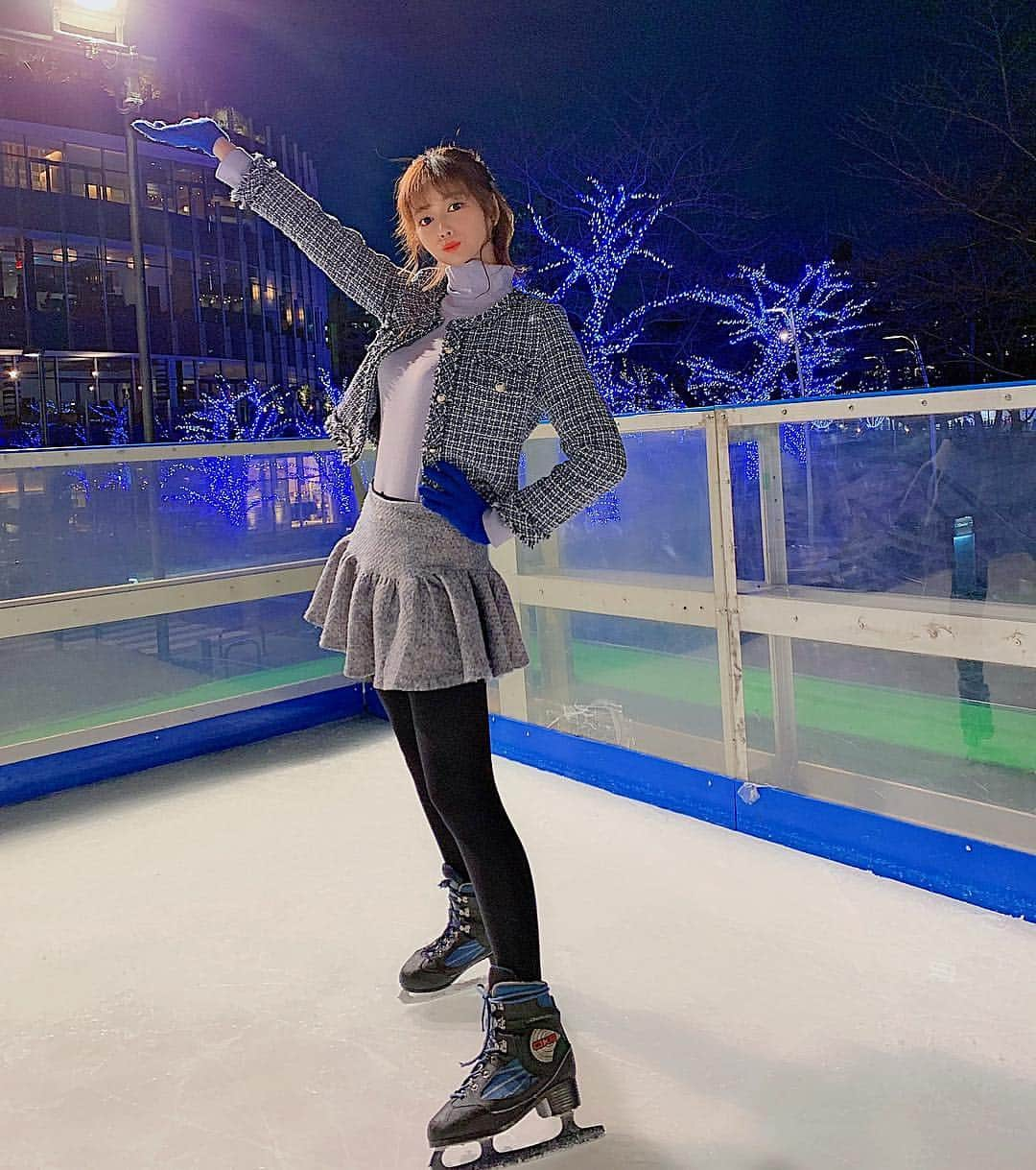 得あゆさんのインスタグラム写真 - (得あゆInstagram)「アイススケート⛸❄️👉🏻 東京ミッドタウンでできます！ ・ この時のコーデDMで聞かれたんだけど jacket & skirt は韓国で買ったの🥺💭 ニットは前記事に載せた @renaikeikaku_official の💗 手袋は持っていくの忘れてここで300円で買いました🧤笑 ・ ・ ・ ・ ・ ・ ・ #雪#アイススケート#skate#お洒落#コーデ#コーディネート#可愛い#女子力#カメラ女子#インスタ映え#公園#東京#スカート#モデル#写真#韓国#韓国ファッション#ダイエット#トレーニング#音楽#ダンス#dance#training#skateboard#winterfashion#coordinate#japanesegirl#koreafashion#korea#photography」1月27日 21時02分 - tokuayu819