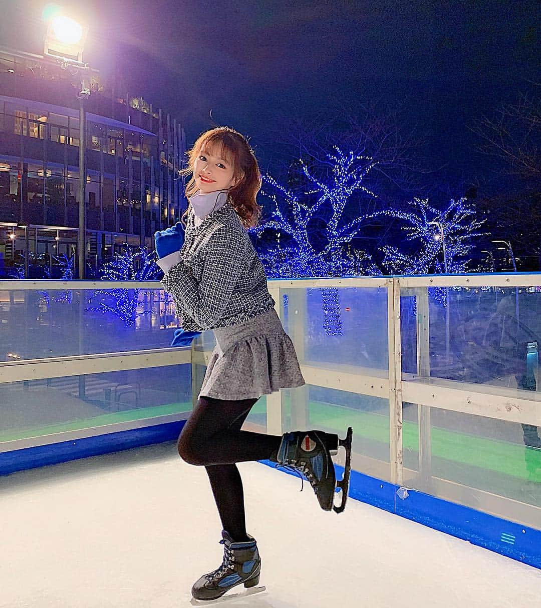 得あゆさんのインスタグラム写真 - (得あゆInstagram)「アイススケート⛸❄️👉🏻 東京ミッドタウンでできます！ ・ この時のコーデDMで聞かれたんだけど jacket & skirt は韓国で買ったの🥺💭 ニットは前記事に載せた @renaikeikaku_official の💗 手袋は持っていくの忘れてここで300円で買いました🧤笑 ・ ・ ・ ・ ・ ・ ・ #雪#アイススケート#skate#お洒落#コーデ#コーディネート#可愛い#女子力#カメラ女子#インスタ映え#公園#東京#スカート#モデル#写真#韓国#韓国ファッション#ダイエット#トレーニング#音楽#ダンス#dance#training#skateboard#winterfashion#coordinate#japanesegirl#koreafashion#korea#photography」1月27日 21時02分 - tokuayu819