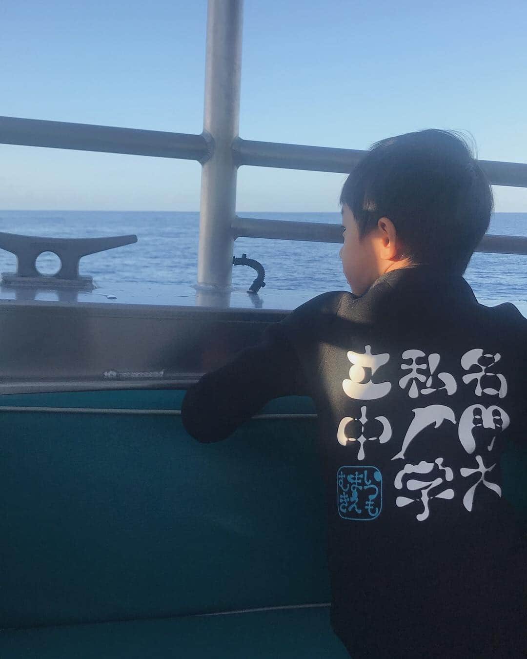 Hiromi Ｍaedaさんのインスタグラム写真 - (Hiromi ＭaedaInstagram)「名門イルカ大学に入門してきました。 ・ 船酔いに寒さに、想像以上に過酷だったけど その分イルカに出逢えたときは感動した..😭 ・ 1人ずつ海に出るとき、息子が躊躇わずジャンプした姿にたくましさを感じてウルウル🥺。 ・ 凄く良い思い出になりました！ ・ ・ 素敵な写真は現地スタッフさんが撮ったもの。私はこんなに近くではイルカは見れなかったけど、見つけた時は嬉しかった！ ウミガメもクジラも見れたよ✨ ・ 🐬🐬🐬 #名門イルカ大学#ドルフィンツアー#hawaii」1月28日 8時01分 - hiron953