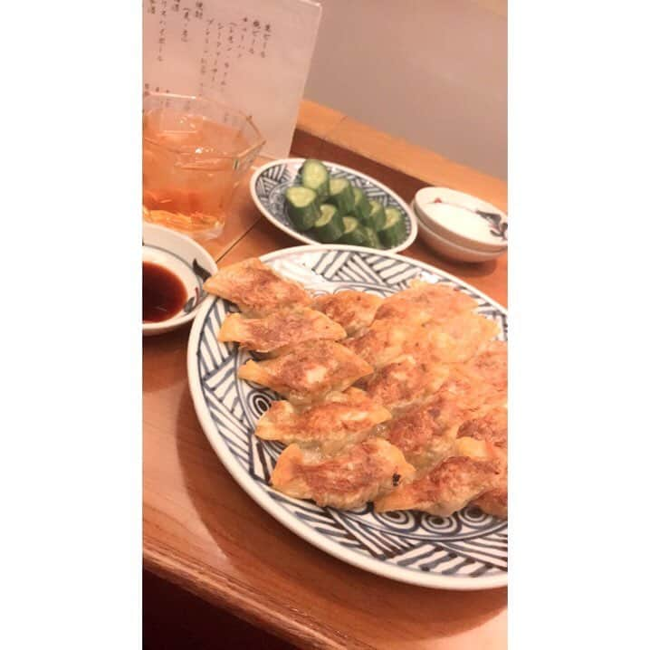 吉川亜樹さんのインスタグラム写真 - (吉川亜樹Instagram)「【餃子🥟巡り】 大好きなむっちゃんと 大好きな餃子巡り  2軒はしご 皮もちもち 具沢山でジューシーな餃子と パリパリ皮で 一口サイズの餃子 どっちも美味しかった❤️ #餃子#餃子巡り#食#food#instafood #instagram  #佐久間むつみ ちゃん #吉川亜樹」1月27日 23時09分 - yoshikawa_aki