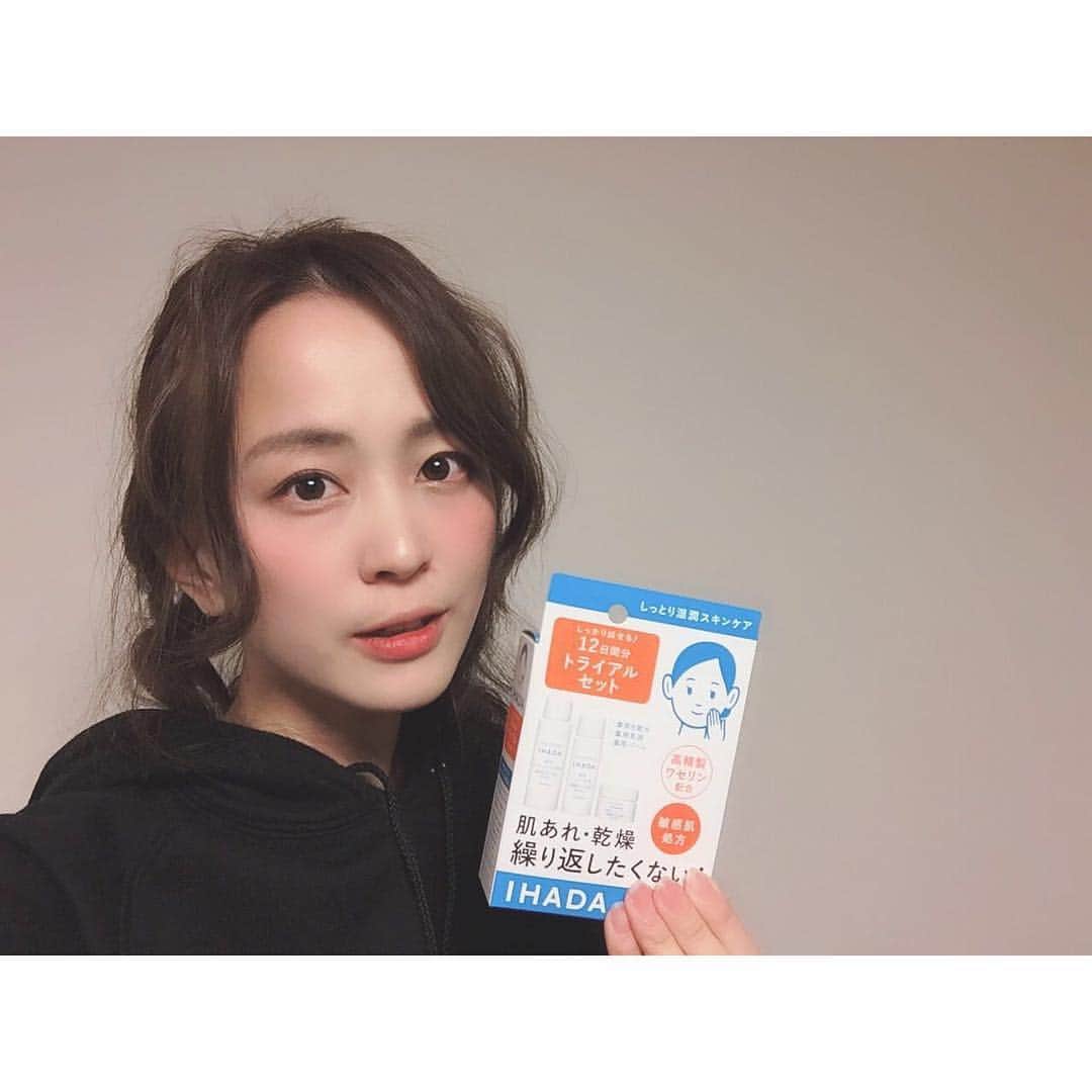 佐野莉子のインスタグラム：「春と秋は花粉、夏は汗、冬は乾燥で年中、一日中なにか塗ってたい😭 っていう悩みとやっとオサラバ👏👏 @bitekicom  編集部から #ihada のサンプルを頂きました♡  バームは乾燥が気になるところどこでもOK!私は髪がかかってすぐ赤みがでるおでこにも、目の下の乾燥予防にも、リップにも使ってます。  ベタつかず使いやすいーー！ 結婚式に備えたスペシャルケアに♡と思って楽しみにしてたけど、そのままデイリーで使おうと思ってます☺️ #美的_IHADA　#敏感肌  #ワセリン #ihada #乾燥肌 #スペシャルケア #スキンケア #基礎化粧品 #コスメ #イハダ #プレ花 #卒花 #ウェディングソムリエアンバサダー #ブライダルネイル #ネイル #disconai #美的 #美的クラブ」