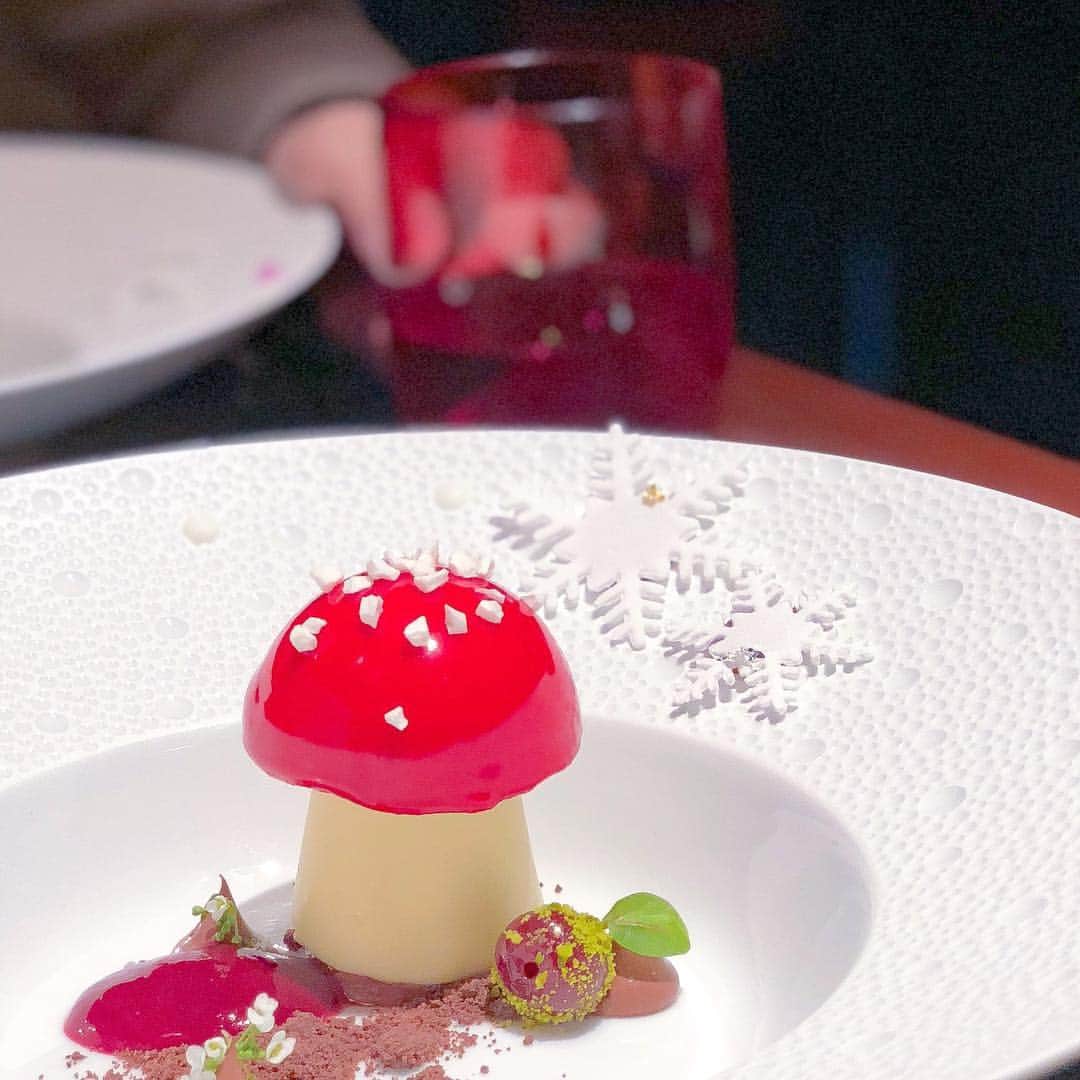 関有美子のインスタグラム：「🥂🥂🥂🥂🥂 . . 投稿し忘れクリスマス😂✨ 六本木のジョエルロブション で🥂 . 美味しくて楽しくて あっという間😊 もう10年以上一緒にいるけれど 2人の時間をつくりながら くだらない話をしながら 怒ったり笑ったり 日々を重ねています✨ . . 2人で毎晩食べるポテチも好きだし 2人でたまに食べるロブションも好き。 結婚当初 節約し過ぎて飲んでいた水道水も意外と好きだし (水道局頑張ってる) 今飲んでる ウォーターサーバーのミネラルウォーターも好き。 (当たり前においしいw) . . . 何が起こっても嫌なことがあっても、 . 人生の引き出しにネタいただきました。 いつか誰かと話す笑い話でとっとこう。 . と、 何でも気にならなくなる技術を 会得してきた気がする🙋‍♀️笑 . . ちなみにこのケーキは 無茶苦茶食べにくかったです。 おしゃれって難しい！ . . #六本木#date#ロブション#ジョエルロブション#ヒルズ#六本木ヒルズ」