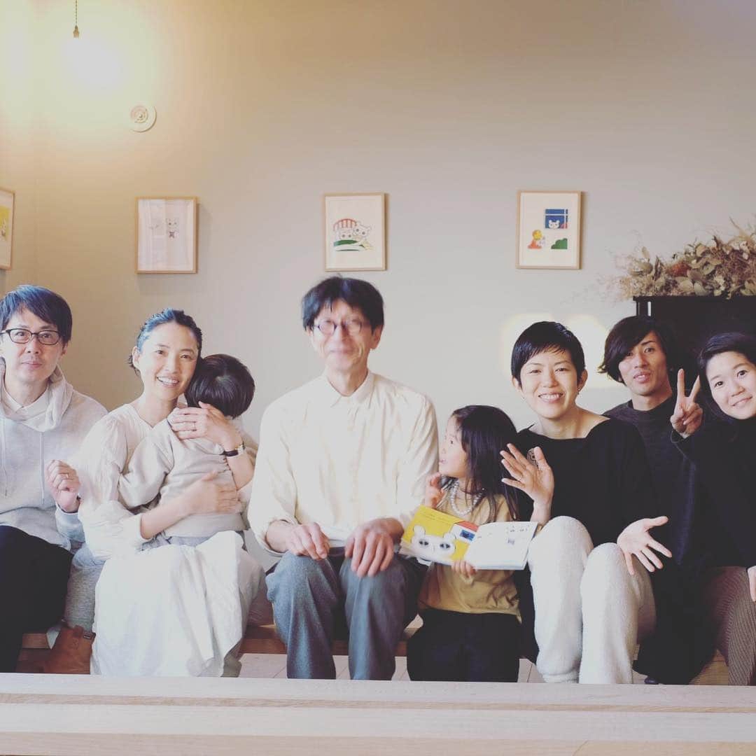 浜島直子さんのインスタグラム写真 - (浜島直子Instagram)「昨日の雪が嘘のように晴れた今日。 たくさんの方に @jingoro.jp にお越しいただいて、感無量の一日となりました。 本当にありがとうございます。 ・ 木工作家の山口和宏さん( @kazuhiro__yamaguchi )が家族と共に作り出した空間は、それはそれは柔らかく、展示されているねぶしろの原画たちもうふふと笑っているかのよう🐼🧡 ・ そして娘さんのふき子さんが作ってくれたチーズケーキと、旦那様のいっせいくんが淹れてくれたコーヒーの美味しさったら！ 終わった後の心地良い疲労感がじんわり幸福感に変わった瞬間でした。 美味しいものの力って、すごい！！ ・ 美味しいものといえば、終わってから急いでリバーワイルド( @beatnix_riverwild )へ行ってソーセージとベーコンも買って帰りました。 いやー、吉井町、素敵な店があり過ぎます💘 ・ ねぶしろ原画展は、2月11日までやっています。 @minou_booksandcafe でも原画展を同時開催中なので、是非のぞいてみてくださいね。 ・ #jingoro  #山口和宏 さん #木ベラ買って帰りました #使うのが楽しみ #ねぶしろ #絵本 #朗読会 #平澤まりこ #阿部はまじ #ミルブックス  #本当は #minoubooksandcafe にも行きたかった！ #時間が足りまへん」1月28日 1時17分 - hamaji_0912
