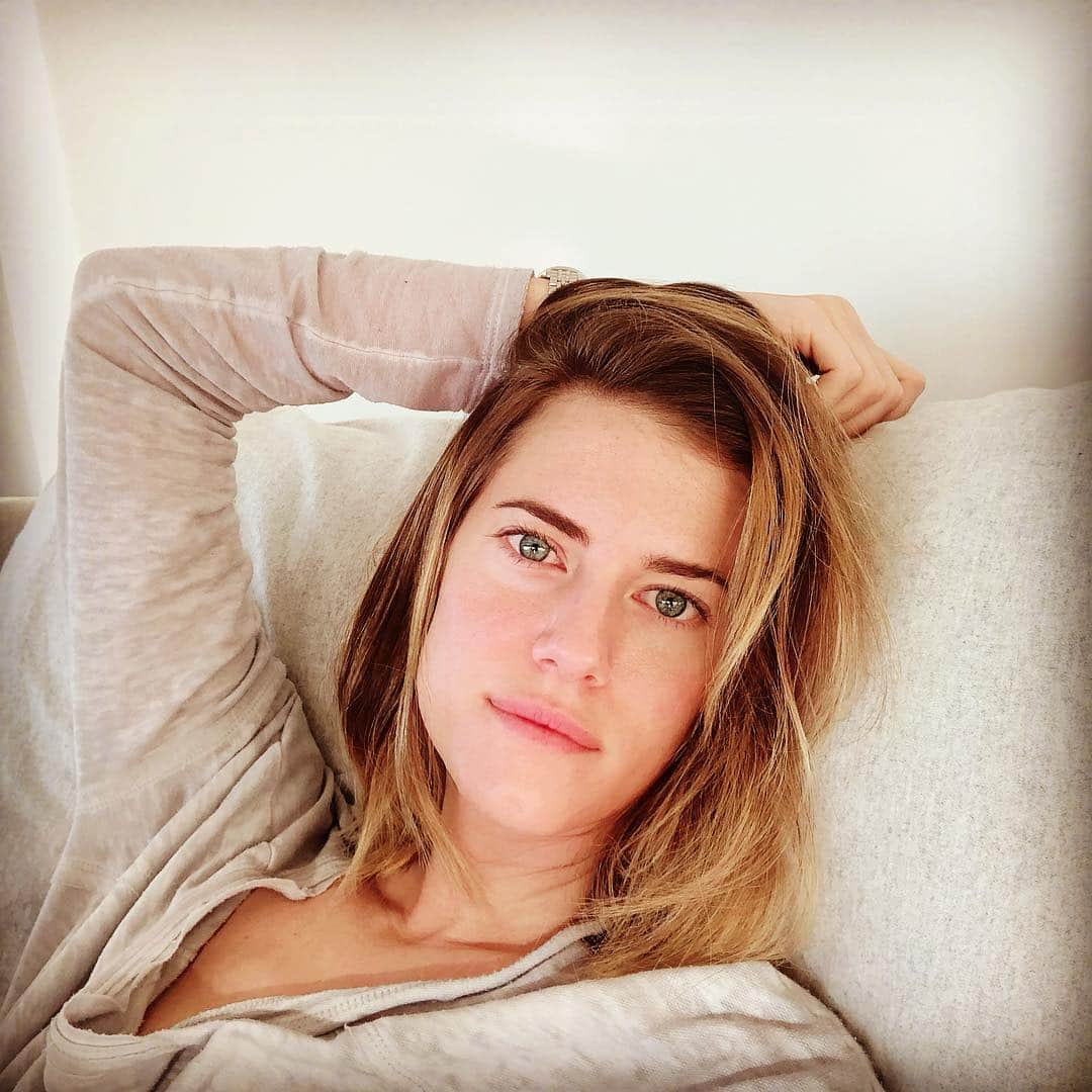 アリソン・ウィリアムズのインスタグラム：「I swore I wouldn’t do this to my hair again...but new movie, new hair. Back to blonde and back to work ❤️」