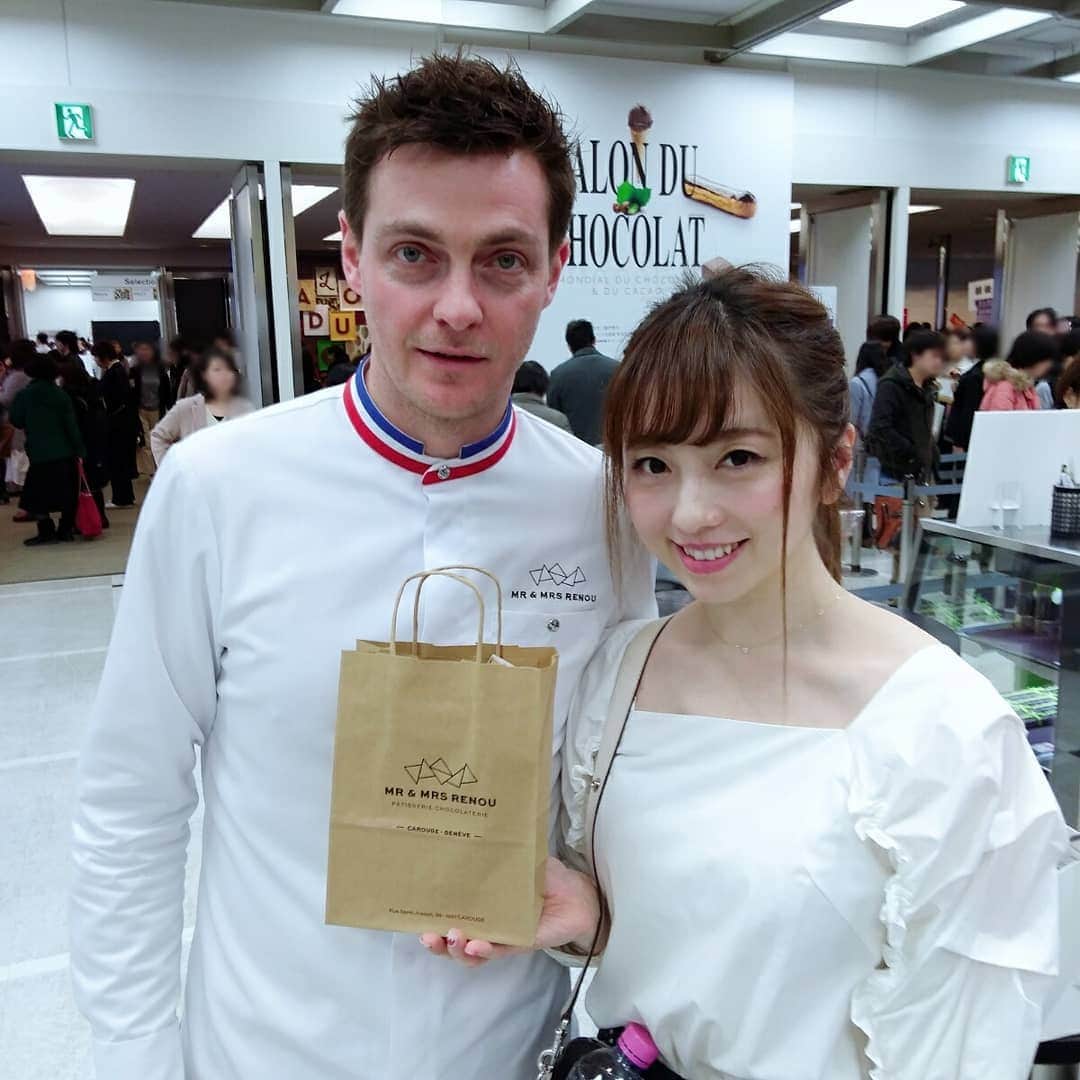 早川愛さんのインスタグラム写真 - (早川愛Instagram)「SALON DU CHOCOLAT 2019♡♡♡ MR & MRS RENOU♡♡♡ 今回私的に一番注目していたのは だいすきなスイスチョコレートの ミスター&ミセスルヌー♡♡♡ 今回サロショに初出店で、お目当てのマックサブレを購入♡♡♡ スイスのチョコレートはレダラッハもリンツも大好きで、スイスのミルクチョコレートの味がすきなので、たべるのたのしみ...♡♡♡ めぐパパはスイスで働いていたので遊びに行ったりしてましたが、またスイスにいってチョコレートにまみれたくなりました♡ ・ ・ ・  @salonduchocolat_jp @mrandmrsrenou #ミスターミセスルヌー #mrandmrsrenou #クリストフルヌー #スイスチョコレート #マックサブレ #サロンデュショコラ #サロンデュショコラ2019 #チョコレート #新宿NSビル #salonduchocolat #salonduchocolat2019 #chocolate #happy」1月28日 5時05分 - megumegu_1006