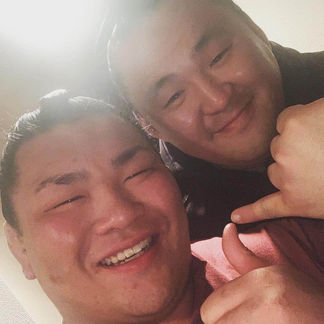 照強翔輝のインスタグラム：「尊敬する仲良しの兄貴分がやってくれました！ 昨夜2人で会い感動して涙がポロポロ！ 今まで努力してきた事を知っているからこそ感動しました！ 誰よりも苦労し誰よりも努力した男！ おめでとうオギ！！」