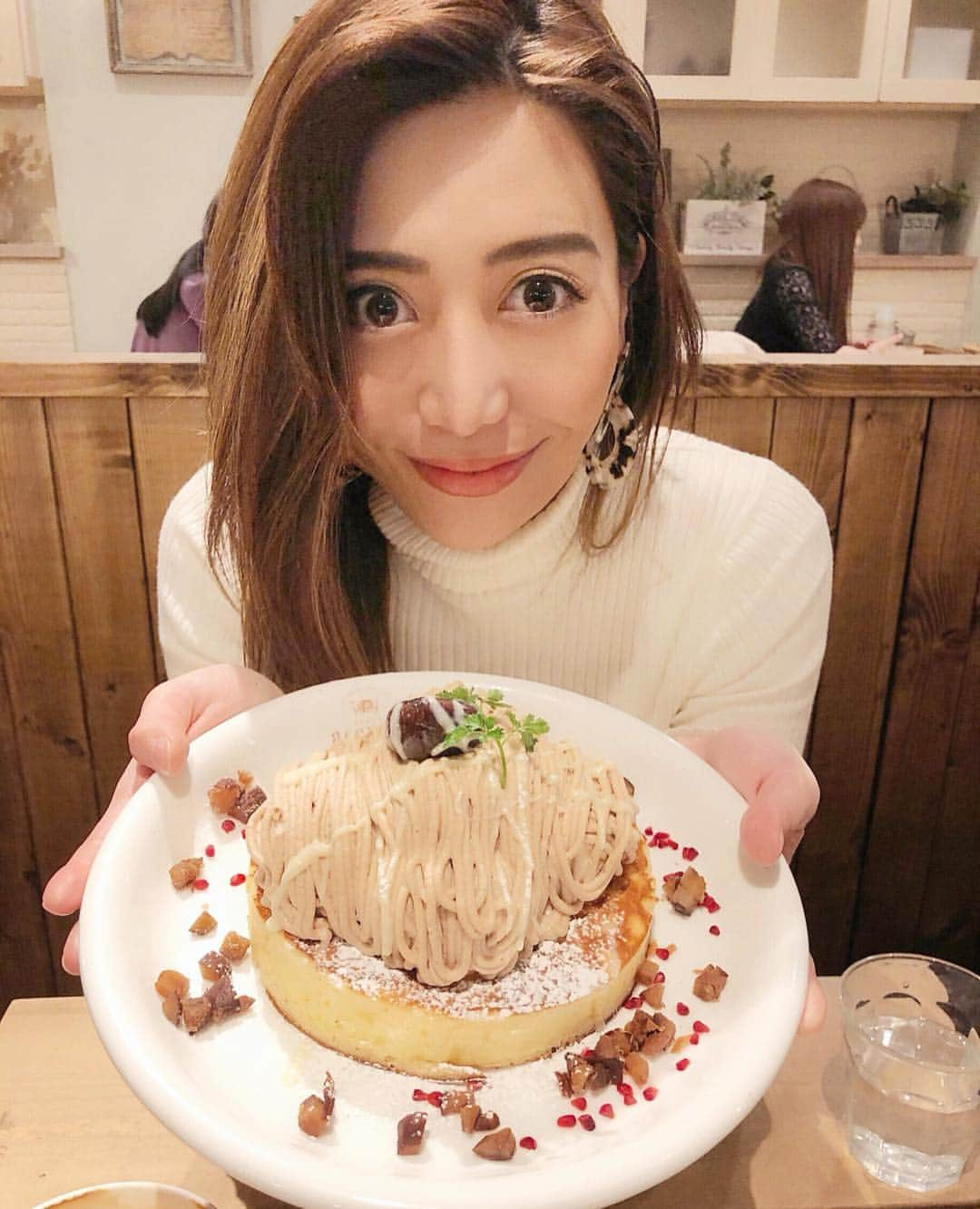 黒ユイさんのインスタグラム写真 - (黒ユイInstagram)「パンケーキ🥞食べれた🥰わーい 大好きなモンブラン🌰いっぱい！ レギュラーサイズじゃなくてハーフサイズで正解😋お腹いっぱいだ！ ご馳走さまでした❤️ #パンケーキ #アクイーユ」1月28日 16時29分 - yui_my_life