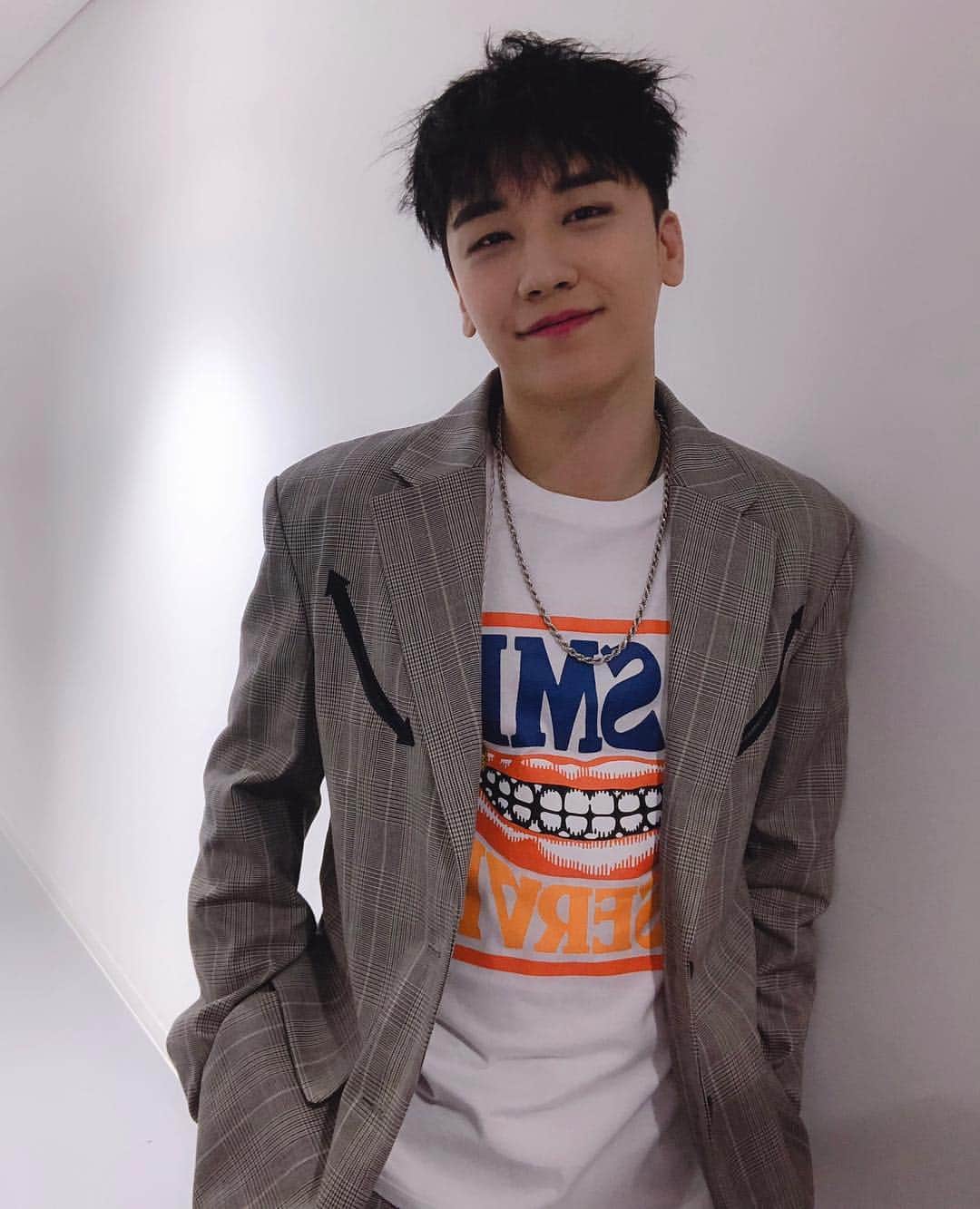 V.Iのインスタグラム：「#ひょっこりすん #thegreatseungritour2019live #seoul #singapore #osaka and more」
