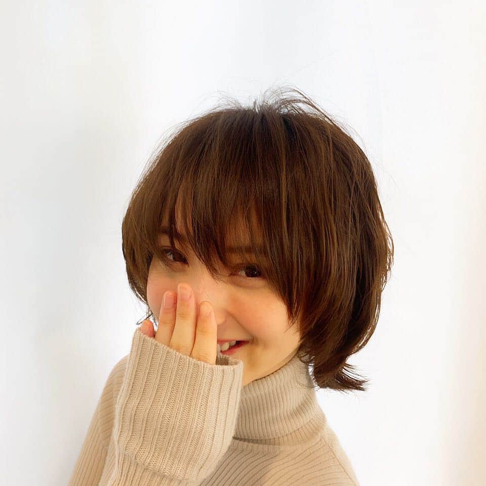 佐々木希さんのインスタグラム写真 - (佐々木希Instagram)「結局、切りました〜 まだ、自分の髪型になれない🤔 洋服選びが楽しみだ。 まるちゃんありがとう！  #air #金丸佳右 さん #ウルフ #パーマ」1月28日 16時52分 - nozomisasaki_official