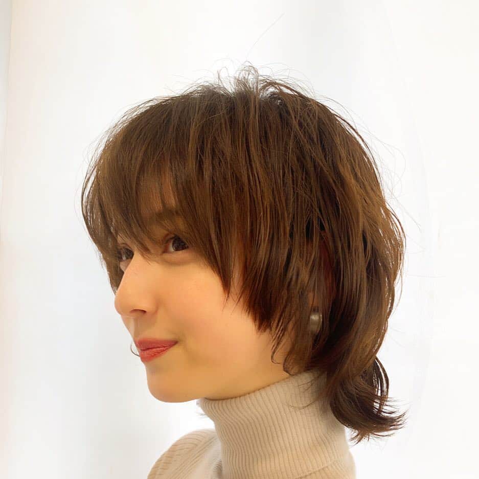 佐々木希さんのインスタグラム写真 - (佐々木希Instagram)「結局、切りました〜 まだ、自分の髪型になれない🤔 洋服選びが楽しみだ。 まるちゃんありがとう！  #air #金丸佳右 さん #ウルフ #パーマ」1月28日 16時52分 - nozomisasaki_official