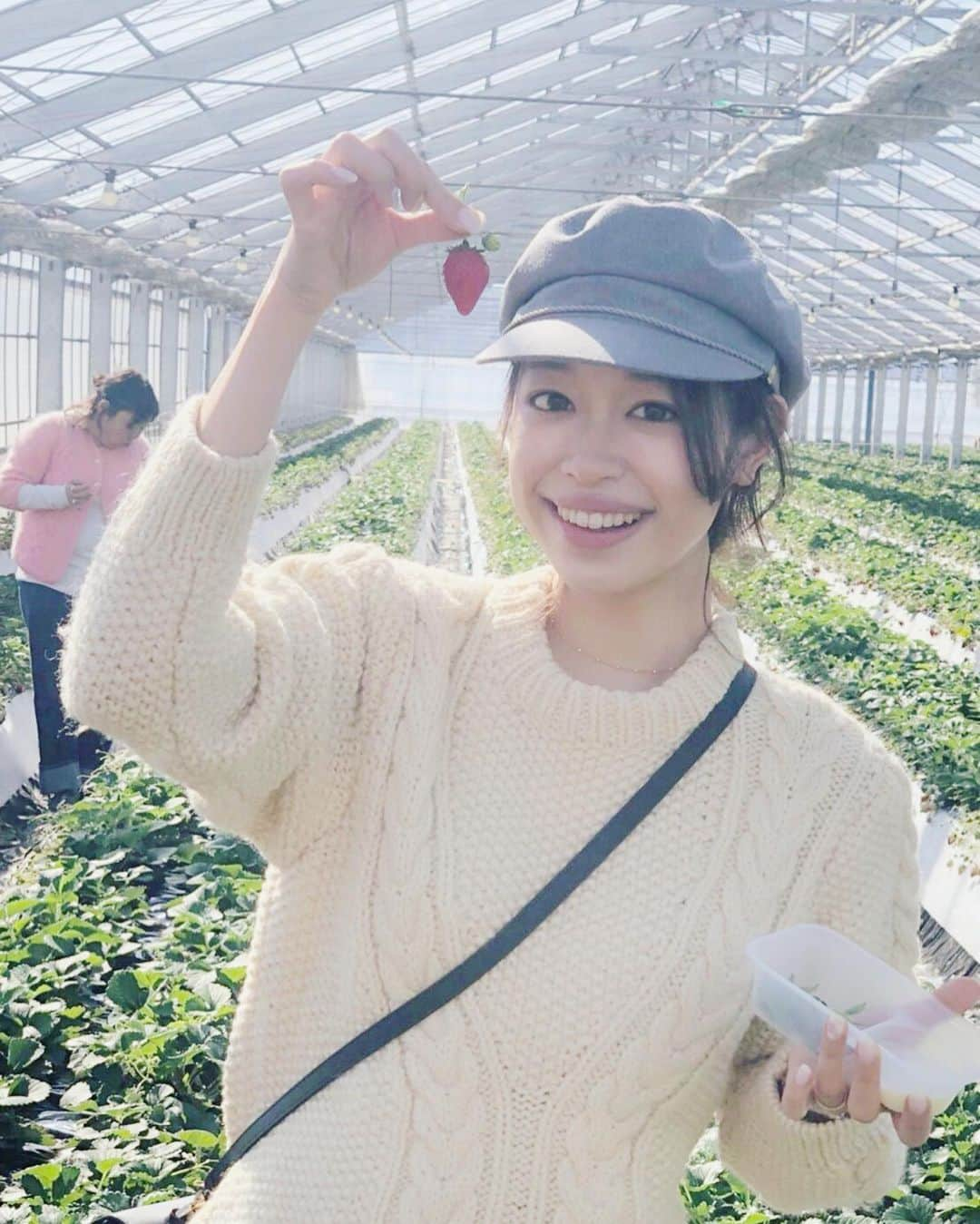 黒澤かなえさんのインスタグラム写真 - (黒澤かなえInstagram)「昨日は念願のいちご狩り🍓 横須賀までドライブ🚙 ．  デラちゃん @kubodera_junichi 朝早くからありがとうー！ 途中でスシちゃん @4649sushi も 拾ってみんなでいざ！ 紅ほっぺの甘さに感動〜🍓 天気が良くて走る先に富士山現れデラ興奮🗻🌊 海のよ〜うにどこまでも顔が広いスシちゃんのお陰で ハンバーガー屋さんでは お誕生日をお祝いしてもらって 他にも本当にとにかくたくさん！ 念願の @kibiyatebiro にも行けた🍞 .  みんなの優しさと愛情深さに改めて感激◎ デラちゃん、スシちゃん 幸せな1日をありがとう〜✨✨ デラちゃん運転お疲れ様でした、ありがとう✨ ．  #いちご狩り#横須賀#ドライブ#鎌倉#由比ヶ浜#七里ガ浜#富士山#海#イイトコロ」1月28日 16時55分 - k_kana