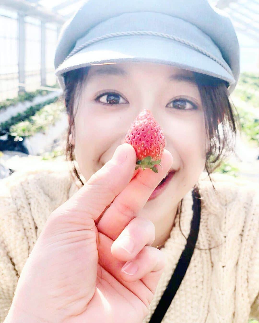 黒澤かなえさんのインスタグラム写真 - (黒澤かなえInstagram)「昨日は念願のいちご狩り🍓 横須賀までドライブ🚙 ．  デラちゃん @kubodera_junichi 朝早くからありがとうー！ 途中でスシちゃん @4649sushi も 拾ってみんなでいざ！ 紅ほっぺの甘さに感動〜🍓 天気が良くて走る先に富士山現れデラ興奮🗻🌊 海のよ〜うにどこまでも顔が広いスシちゃんのお陰で ハンバーガー屋さんでは お誕生日をお祝いしてもらって 他にも本当にとにかくたくさん！ 念願の @kibiyatebiro にも行けた🍞 .  みんなの優しさと愛情深さに改めて感激◎ デラちゃん、スシちゃん 幸せな1日をありがとう〜✨✨ デラちゃん運転お疲れ様でした、ありがとう✨ ．  #いちご狩り#横須賀#ドライブ#鎌倉#由比ヶ浜#七里ガ浜#富士山#海#イイトコロ」1月28日 16時55分 - k_kana