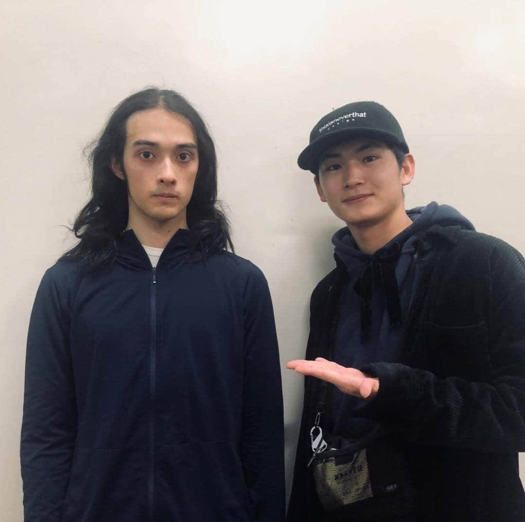 栗原類さんのインスタグラム写真 - (栗原類Instagram)「今日は休演日ですが、先日事務所の俳優 押田岳さん、八条院蔵人さん達が見に来ました。後輩に芝居を観られるってなんだか不思議な感じがします。。 明日はやりますよ。12時開演です。よろしくお願いします。 #どうぶつ会議 #新国立劇場 #こまつ座 #押田岳 #八条院蔵人」1月28日 17時07分 - louis_kurihara