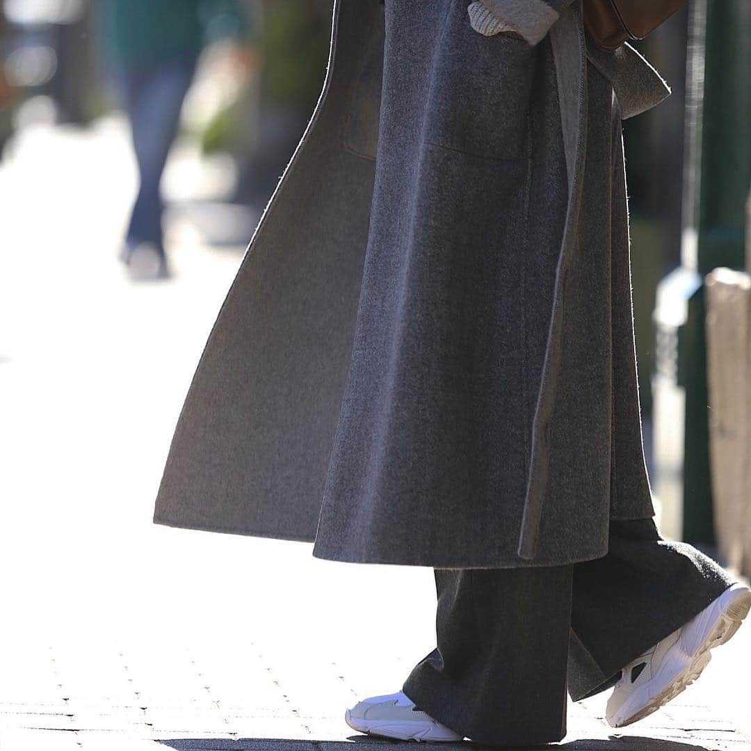 富岡佳子さんのインスタグラム写真 - (富岡佳子Instagram)「#gift#coat#emmi #reversiblecoat  おはようございます！ タグ付けしたのでスワイプ＆タップしてみてね。 #adidas のスニーカー…#falcon」1月28日 8時33分 - yoshikotomioka