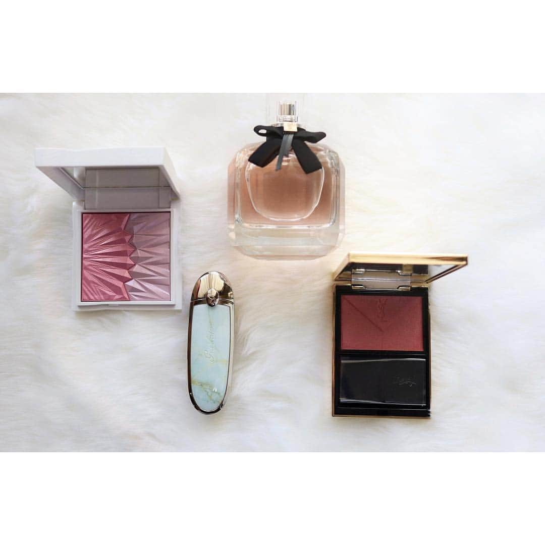 三宅るなのインスタグラム：「お土産貰った(*ฅ́˘ฅ̀*)…♡ #Yves Saint Laurent #GUERLAIN #チーク #ハイライター #リップ #香水 #Lip #fragrance #brush #お土産」