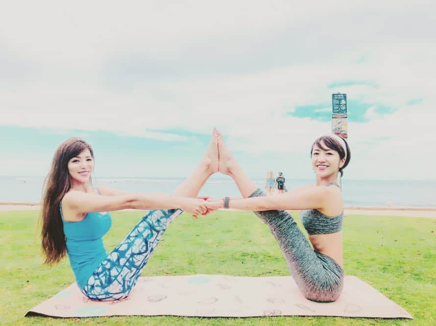 渡辺由布子さんのインスタグラム写真 - (渡辺由布子Instagram)「🧘‍♀️ @2fbeachparkyoga is the perfect way to start a day in #Hawaii 🌞 ・ #Partneryoga on one of my fave design @buhocantina 's #yogamat ☝︎ ---------------------------------------------------- #ハワイ 滞在中は#カイマナビーチ で開催される#朝ヨガ に参加するのがルーティン。 私たちの師匠でもある @yogachristinehi 先生の愛に満ち溢れたクラスは毎回学びが多くて大好き♡  #ワイキキ の人気メキシカンレストラン #buhocantina の可愛いヨガマットで#ペアヨガ に挑戦👯‍♀️ ・ #yoga #yogainstructor  #yogateachers  #beachyoga #morningyoga #parkyoga #yogagirl  #yogini  #yogapractice  #morningroutine  #hawaiilife  #hi 📍 #KaimanaBeach #Honolulu #Oahu #🇺🇸」1月28日 9時28分 - watanabe_yuko