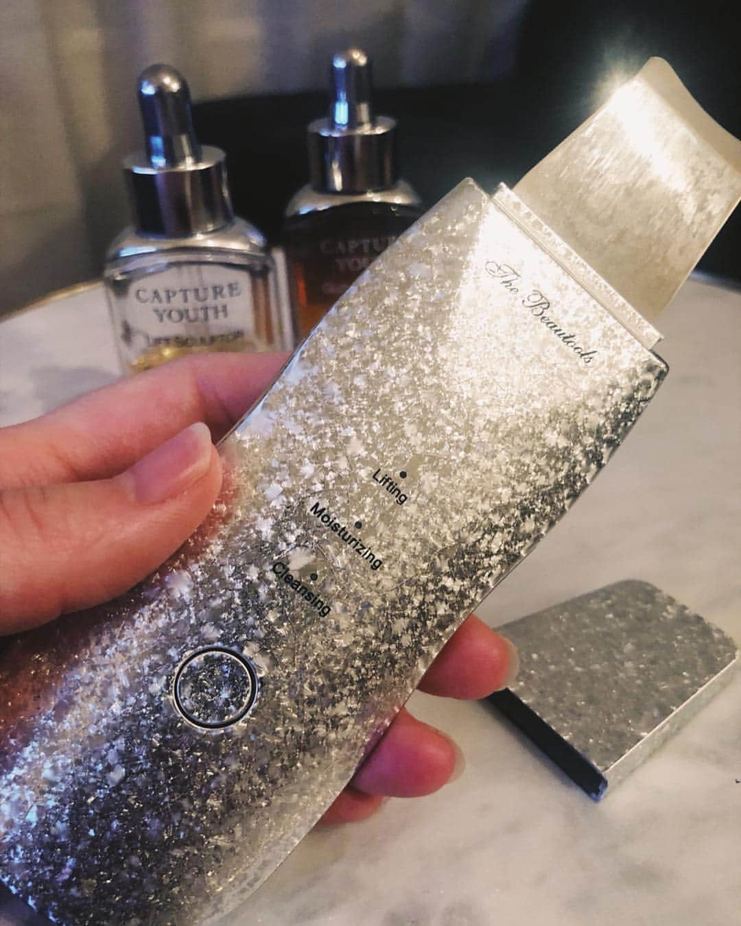 shihoのインスタグラム：「. #美顔器 を頂きました！ @the_beautools  使った感想。 うん、すんごくよい！！ 日本限定モデルで 持ち運びもできるしデザインも👌💕💕 . . 3枚目の動画。 朝スチームあてながら 洗顔をこれで。 昨夜のスキンケアをこの 美顔器で落としちゃう〜♩ みるみる肌についてたものが 落ちてくのがわかるよ。（4枚目） 夜はクレンジングしてから #ウォーターピーリング で 毛穴ケアがおすすめ！ . 超音波振動、洗顔、イオン導入と これ1台で3つの機能がついてるから パックしてその上からあてれば パックを更に浸透させれるよ♡ . . 臨月で身体はほんと しんどいけど今はゆっくり 自宅ケアができてるのでお肌だけは 調子良くてとゆうかむしろ 前より綺麗になってる♡ とりあえずしばらくは エステとかいけないし おうちでできること全力 でしていこうとおもいます♡笑 . . と、またまた最近の私の 美容事情でした☺️ . . . #美容#毛穴ケア#毛穴#美活 #ピーリング#イオン導入#超音波 #美肌#美肌ケア#保湿#保湿ケア  #美容液#美容マニア#クレンジング #お家エステ#セルフエステ」