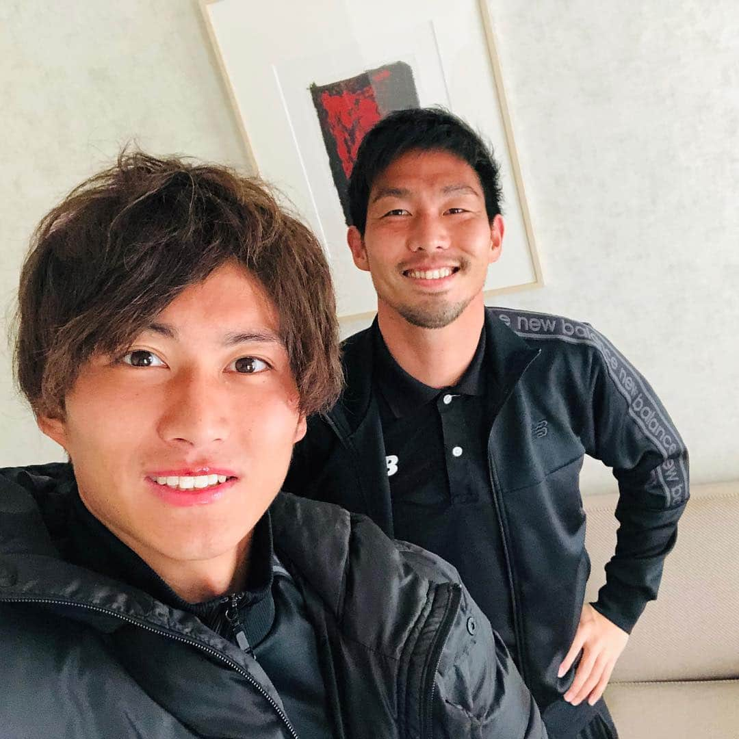 摂津颯登のインスタグラム：「御前崎キャンプ終了しました。 2週間同部屋だった古さんと^_^ イビキうるさくて迷惑かけましたがありがとうございました。笑 #僕のイビキは#毎年同部屋の方を#悩ませる#古さんは#イビキ対策の準備◎#耳栓#唇荒れてる#リップクリームは#必需品#モンテディオ山形#古部健太#摂津颯登」