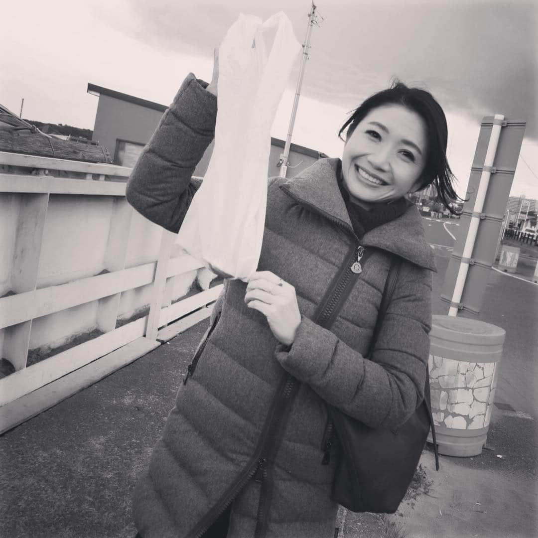 市橋有里さんのインスタグラム写真 - (市橋有里Instagram)「三浦大根と海🌊帰りに漁師のおじちゃんに蛤をいただきました♪ @mika5nakayama ちゃんはお仕事柄すーっと声かけておじちゃんの心をすぐ掴むw勉強になります😊さ、今週もがんばろう！ ・ #三浦海岸  #三浦半島 #三浦大根 #海 #蛤いただいた♪🐚 #寒さに負けず」1月28日 12時22分 - ariichihashi