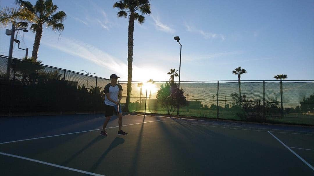 入江陵介さんのインスタグラム写真 - (入江陵介Instagram)「Sunday Funday Offday🎾  大坂なおみ さん @naomiosakatennis の優勝🏆から素晴らしい刺激を受けて…テニス！！ 難しい…そして足腰が… 良いトレーニングになりました👍🏻アメリカに戻ってきて２週間、順調に来ていて選考会が楽しみになってきた🏊‍♂️ そして 嵐の活動休止を知ってびっくり…VS嵐や嵐にしやがれで共演させて頂いていたこともあり…  五人で考えて考え抜いて出した答えを全力で応援していきたいですね！  #sunday #funday #offday #tennis #sandiego #嵐」1月28日 12時55分 - ryosuke_irie