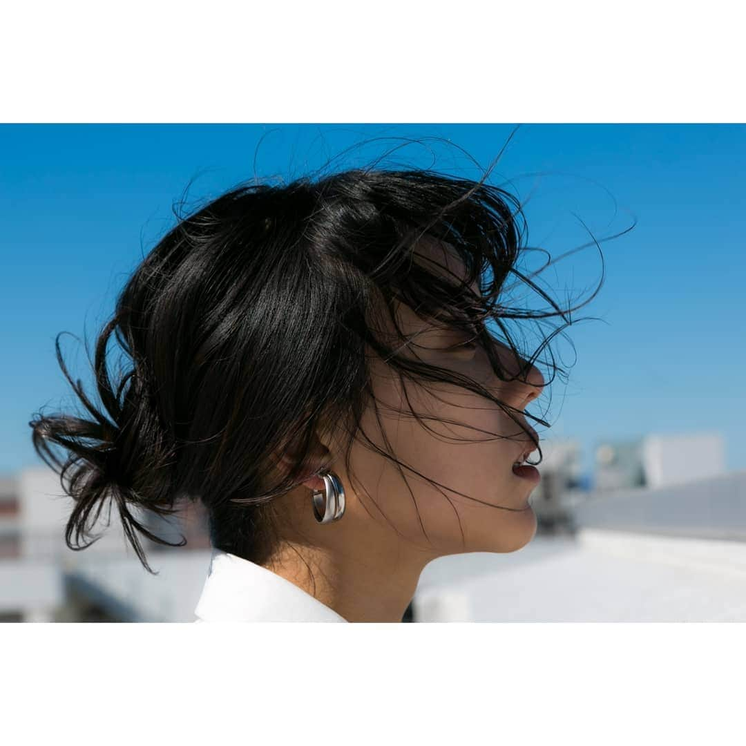 小野木里奈さんのインスタグラム写真 - (小野木里奈Instagram)「_ photo:@aikubo1995  hairmake&styling:@scimz0skk  earrings:@add.mm.official . . . #camera #photography  #portrait #earrings #indy_photolife」1月28日 13時06分 - rina_onogi