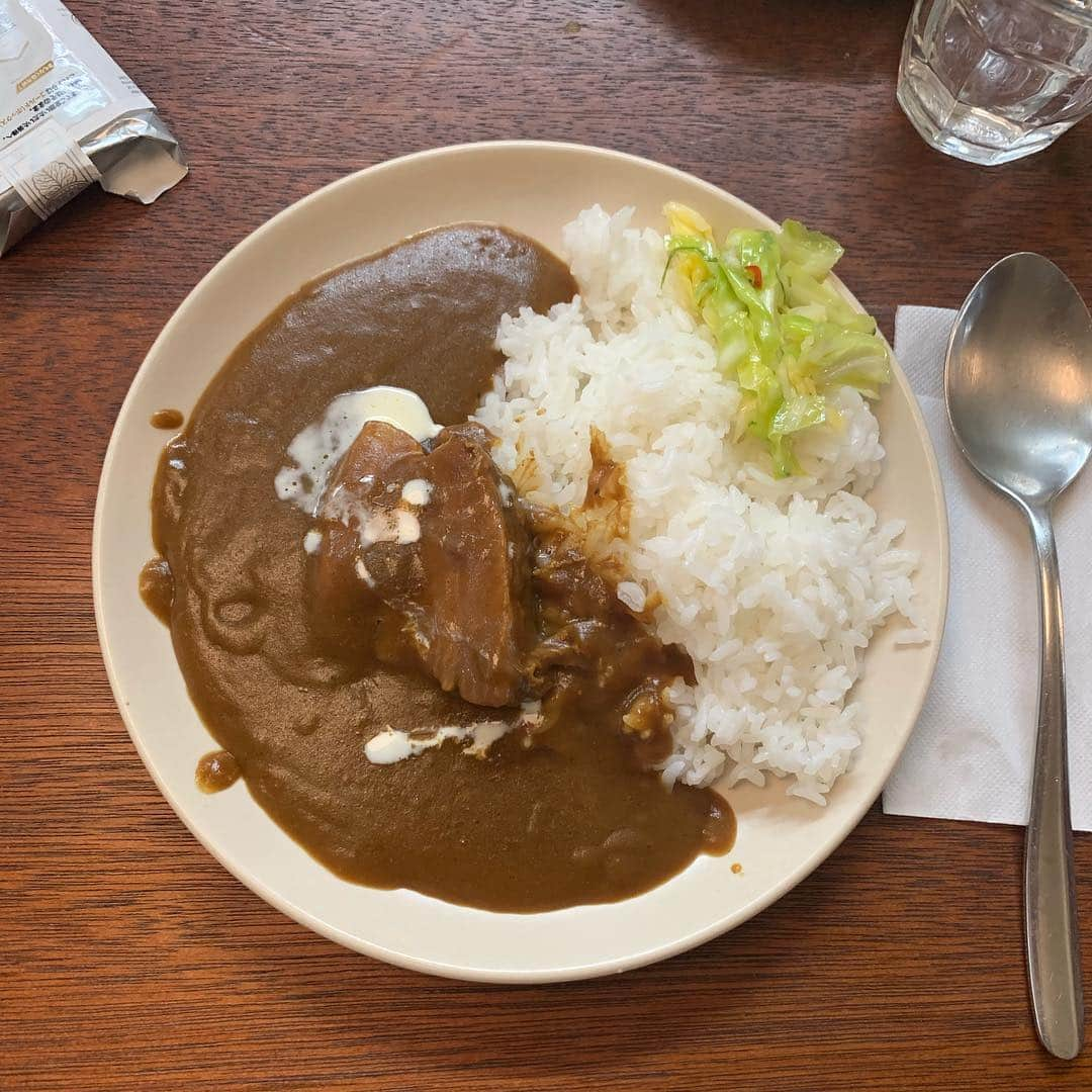 野村訓市さんのインスタグラム写真 - (野村訓市Instagram)「昔、昔、東京の笹塚にエムズカレーというカレー屋さんがありました。ご主人が一人で切り盛りするカウンターだけの小さな店で、Beginのインストアルバムが波の音を奏でる中で無言で食うカレーの美味かったこと。角煮のようなポーク、口の中をすっきりとさせるキャベツの酢漬け。仕込み中に突然なくなってしまい、そのカレーを食いたいと嘆き悲しむ常連さんたちがネットに残したレシピのヒントや、「あれを入れてるのを見た」「カレー粉は赤缶らしい」そんな情報を片っ端に集め、作り続けること屈折8年。今日できたエムズカレーならぬエヌズカレーは、わりと本当に味が近くて、思い出すエムズカレーの景色と、同じようなこってりさで俺の胸焼け具合は最高だな。Begin聞こっと。＃エムズカレー　今度からブレックファストで作ろうかな」1月28日 15時01分 - kunichi_nomura