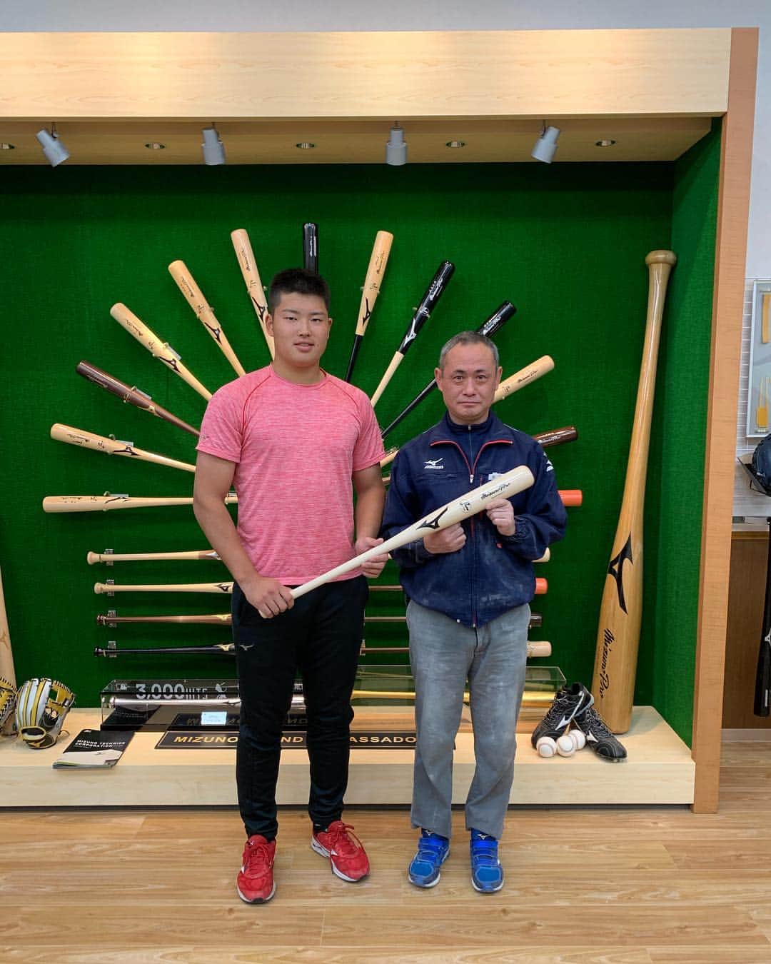 村上宗隆のインスタグラム：「今日はいつもお世話になってるミズノさんのバット工場に行きました🏭 色々な要望を聞いていただき本当に感謝です😓 今シーズンはこのバットで頑張ります！！ これからもミズノさんにはお世話になります。 2年目シーズン頑張りますので、応援よろしくお願いいたします🙇‍♂️ #ミズノ #バット工房」