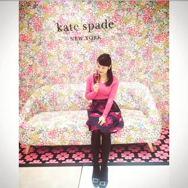 島津久美子さんのインスタグラム写真 - (島津久美子Instagram)「* 大好きなkateが大好きなpinkに🎀👸🏼💕🍒 * #今週も頑張りました #明日はお休み #早くお出かけしたい #素敵な予定がたくさん入りますように #ケイトスペード #イベント #展示会 #お花 #衝動買い #withママ #待ちに待った #新作 #全部可愛い #モチベーションアップ #明日良い日になりますように #ピンク女子 #katespadenewyork #katespade #myfavorite #pink #chanpange #rose #newmodel #loveit❤️ #♠️」1月29日 2時04分 - kumiko_shimazu