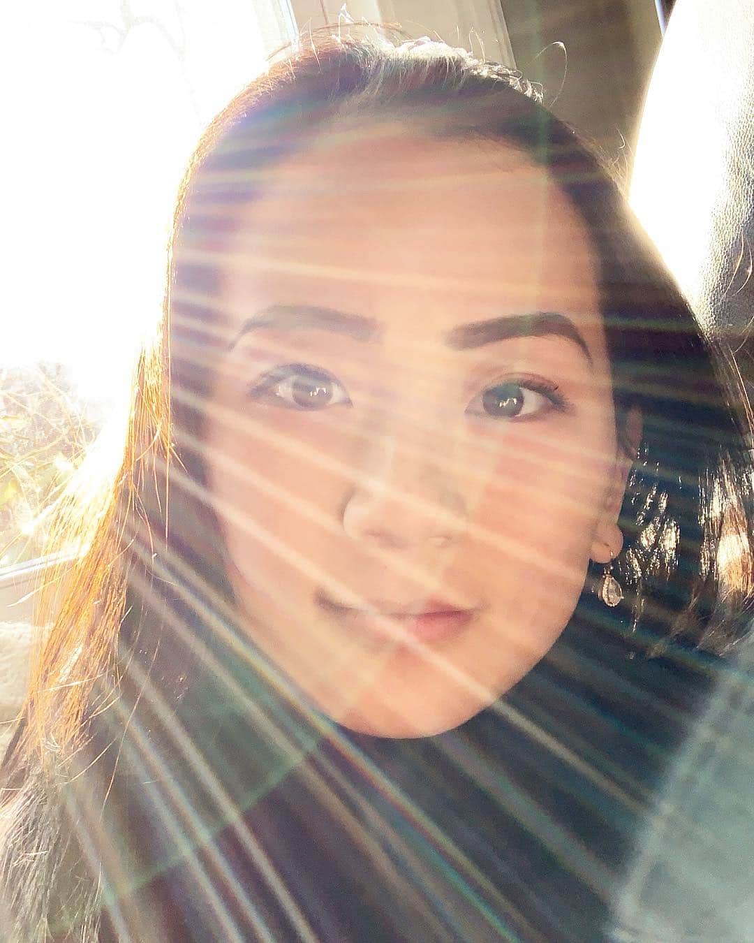 フェリシア・ザンのインスタグラム：「Mid-Monday mood: . •“No matter the weather, bring your own sunshine” ☀️✨. •And naps are always a good idea 💡💤.」