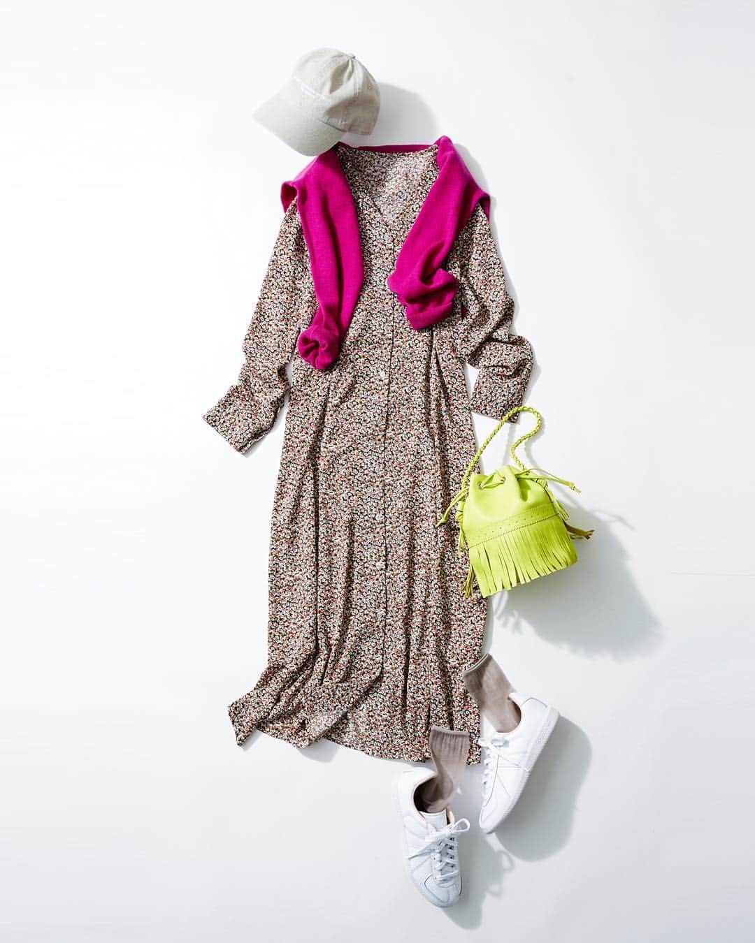 ルミネ公式のインスタグラム：「エスニックレストランに行く日は花柄ワンピースで #ワンピース ¥11,000+TAX #ニット ¥14,000+TAX #キャップ ¥5,800+TAX #ソックス ¥1,500+TAX #バッグ ¥132,000+TAX #スニーカー ¥18,000+TAX ・ [ #LUMINEMAGAZINE ] #lumine #ルミネ #ルミネ立川 #エヌナチュラルビューティーベーシック #スピックアンドスパン #フレームワーク #トゥモローランド #ootd #outfit #fashion #coordinate #コーディネート #ファッション #デイリーコーデ #コーデ #フォロー #川上さやか http://magazine.lumine.ne.jp/?p=80306 ※商品の価格や取り扱い状況は撮影時点のもので、変更になることがあります。」