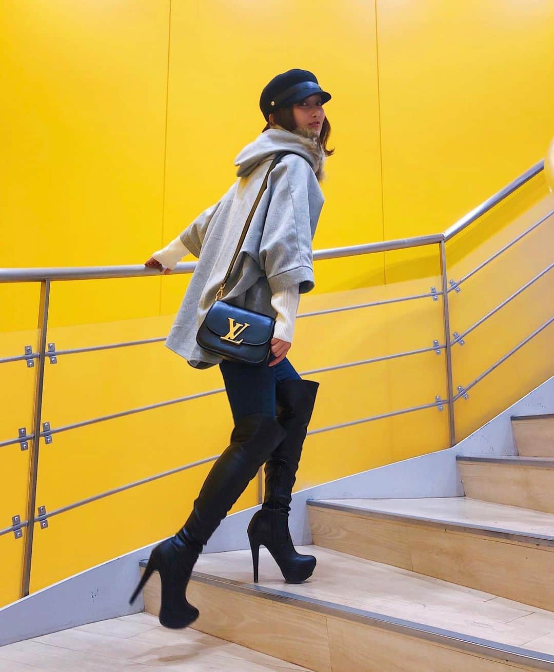 のインスタグラム：「上る川上。💃 . 前踏みのとこ拡大してみて？笑 地面に接してる面積少な過ぎて安定感の無さがすごい👣 でもすごくお気に入りのブーツ。💋 . これ履いたら私身長180センチ🦒」