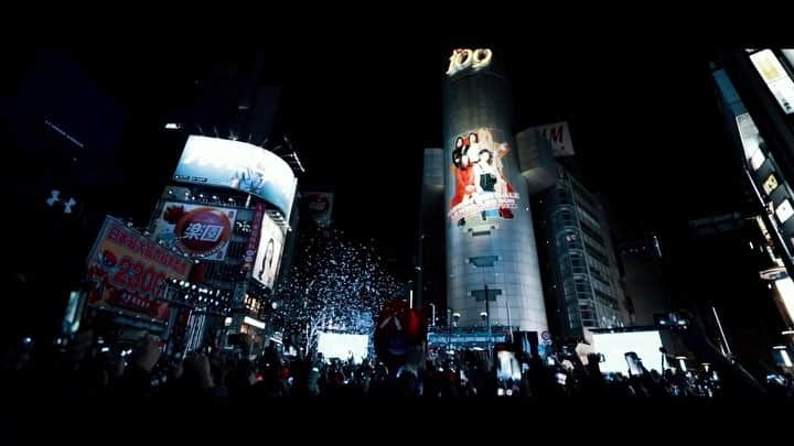 吉田拓巳のインスタグラム：「2019年のカウントダウンに渋谷で行なったコミュニケーションの模様を映像でまとめました！﻿ ‪求人検索エンジンIndeedさんスポンサードで伝統芸能と現代パフォーマンスを掛け合わせたステージショーを作りました。‬﻿ 海外からもたくさんの人が訪れたこの空間での盛り上がりを是非動画でご覧ください！﻿ 来年はもっと面白くしたいなと、思ったり…笑﻿ #indeed #delightblue ﻿ Sponsored by Indeed Japan @indeedworks﻿ Performance @thefactorytokyo ﻿ @yuji0323 ﻿ @motonari.ohkura ﻿ @masakingngn ﻿ @bboy_taisuke ﻿ @kairihbb ﻿ @ike_spin ﻿ @ibuki.japan ﻿ @wadaiko_syodotaka ﻿ Video Production﻿ @kzk.tda﻿ Production﻿ @blackstone0909 ﻿ @chonmageryu ﻿ @kandayukico」