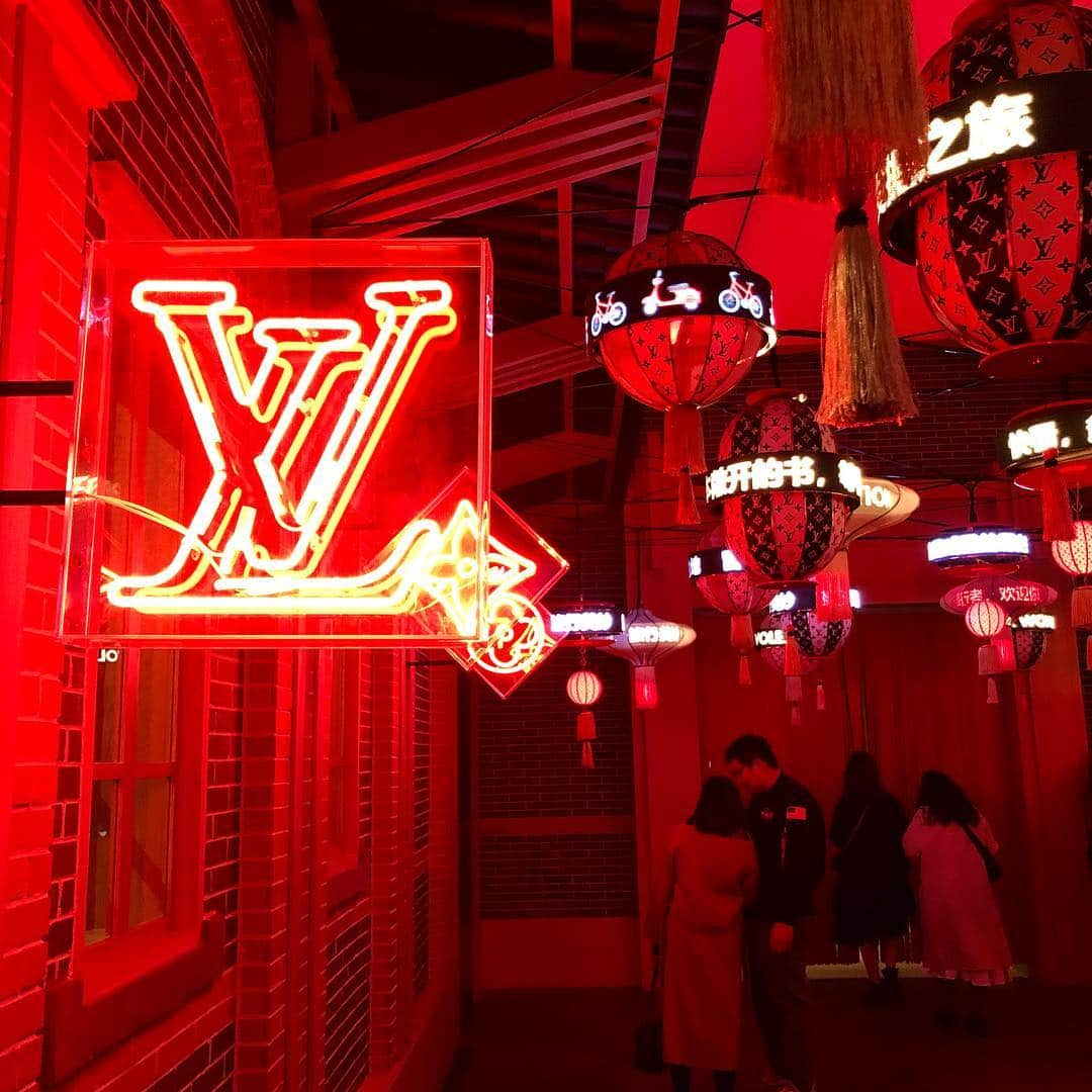 あすかのインスタグラム：「LV×上海＝妖艶💋🏮🎴🀄️🇨🇳 昔から上海って「ミステリアス」で「妖艶」なイメージで @louisvuitton さすがです。  #魅惑#妖艳#魅力 #色っぽい」