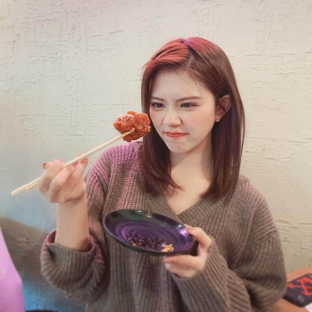 鷹野日南さんのインスタグラム写真 - (鷹野日南Instagram)「このあいだの話なのですが…韓国料理食べたくなっって、新大久保へ . . . 初めてエビチーズフォンデュ食べて美味しかったエスカルゴみたいな。🤭 . . そして写真撮ってもらって気づいた . 箸の持ち方なんかおかしい。 って事でYouTubeで箸の持ち方動画みて勉強してます。😰笑 . . . .  #ホンデポチャ #エビチーズフォンデュ #新大久保 #新大久保グルメ #韓国料理 #instafood #🦐 #eatingforinsta #Delish #셀스타그램 #셀피 #맞팔 #대일리룩 #뷰티스타그램 #療癒」1月28日 18時53分 - hinachan.3