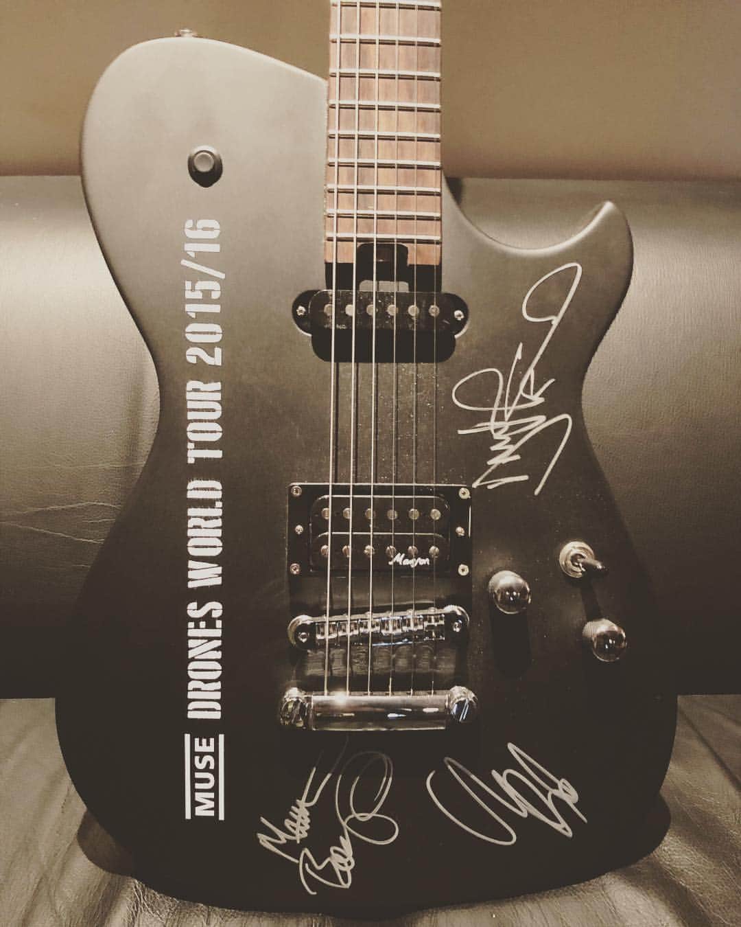 布袋寅泰さんのインスタグラム写真 - (布袋寅泰Instagram)「Museのメンバーのサイン入りマシューモデル。 #布袋寅泰 #milan #muse #guitar #Matthewbellamy」1月28日 19時04分 - hotei_official