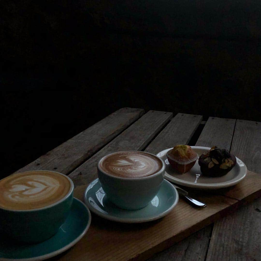 キム・ナヒさんのインスタグラム写真 - (キム・ナヒInstagram)「급하게 정해서 들린 카페 커피도 맛있고 공간도 너무 예뻐서 성공적」1月28日 19時21分 - knhs2