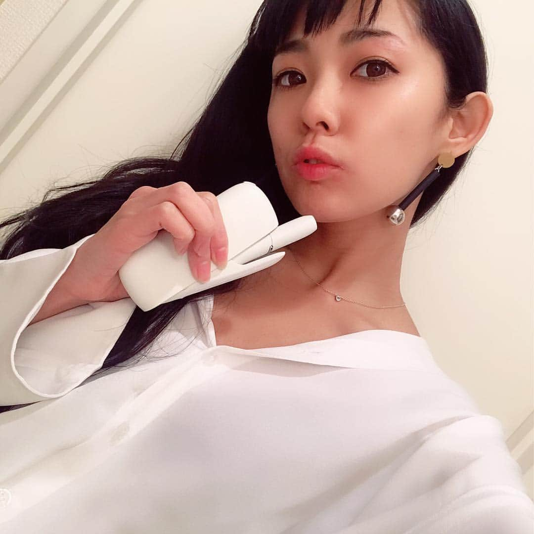 Ai（虫賀愛）さんのインスタグラム写真 - (Ai（虫賀愛）Instagram)「#IQOSThisChangesEverything #IQOSアンバサダー #IQOSJapan . love @iqos_jp 💋 . 成人喫煙者で嬉しい人、きっと多いと思います💓 IQOS 3とIQOS 3 MULTIが全国のコンビニで買えるようになるよ！！ * IQOSストアが近くになかった人も これからはもっと手軽に買えちゃうよ🙆💓 IQOS 3とIQOS 3 MULTIはホワイトとグレー💋 . 前は人とかぶっちゃうかなっておもってたけど ホワイト可愛くてカスタムしちゃった🤣 IQOS 3は見た目もおしゃれだからワンカラーでも好き💓💓 . 是非、近くのコンビニへ足を運んでみてくださいね . ※店舗により取扱いがない場合があります。 . ※成人向けの本製品には、リスクがないわけではありません。」1月28日 20時17分 - ai.mushiga