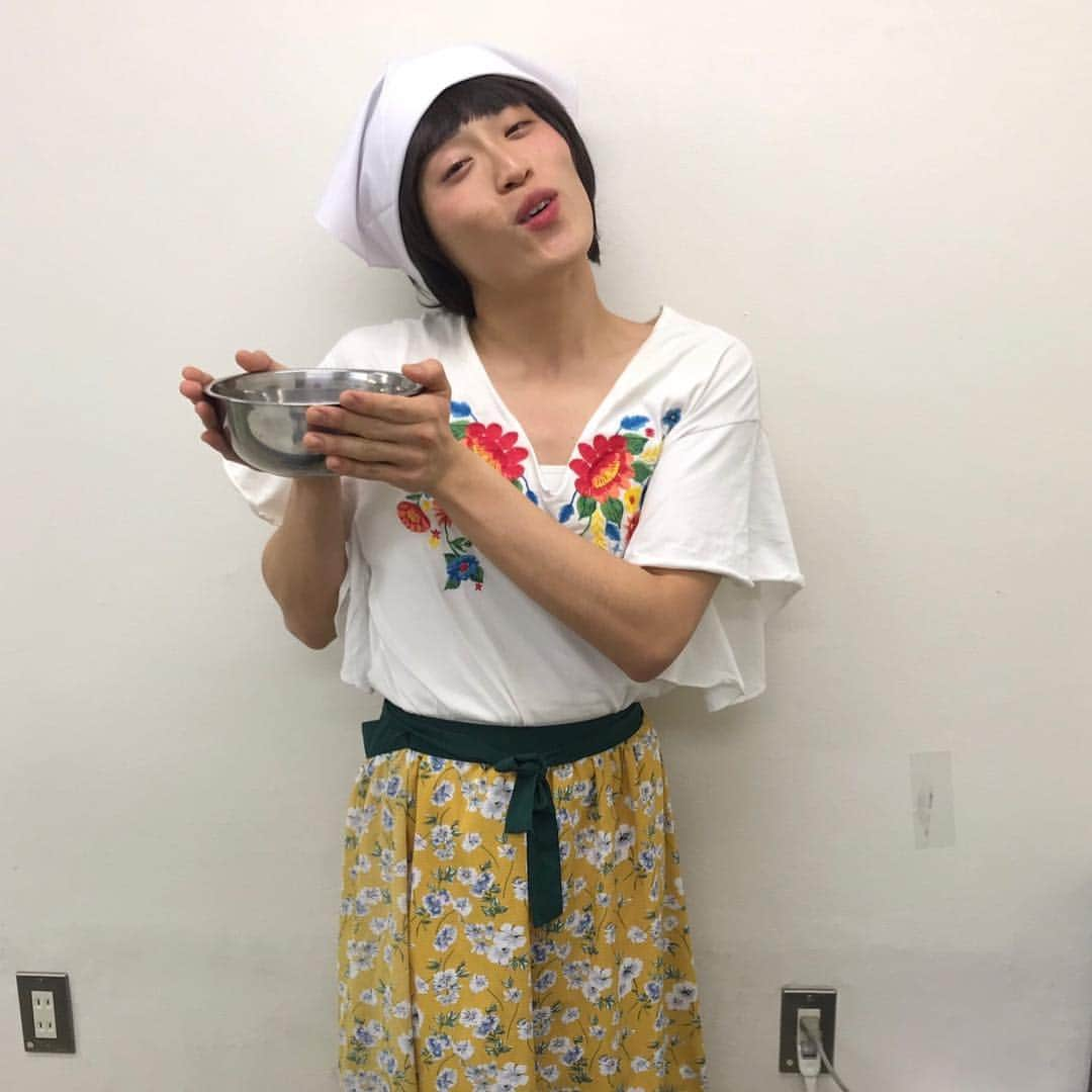 池田直人さんのインスタグラム写真 - (池田直人Instagram)「【人間図鑑 no.91】 「ただでさえなにいうてるかわからんのに笑ってもっとなにいうてるかわからんくなる韓国からの留学生の妹」  名前:ゴ・ジヒョン  年齢:20歳  職業:留学生（韓国料理屋でアルバイト）  趣味:日本の漫画みる  特徴:お兄ちゃん大好き（小さい頃から後ろをちょこちょこ着いてくる）  本人からのひとこと「おにちゃんがチョレギサラダチョレギサラダいうからうつっちゃいましたあ」  #人間図鑑 #ゴジヒョン #ゴチョクジン #韓国 #留学生 #チョレギサラダ #冷蔵庫両開き #韓国料理屋でアルバイト #日本の漫画大好き #お兄ちゃんに似てるって言われる #ママチャリ赤い」1月28日 20時28分 - ikenao0919