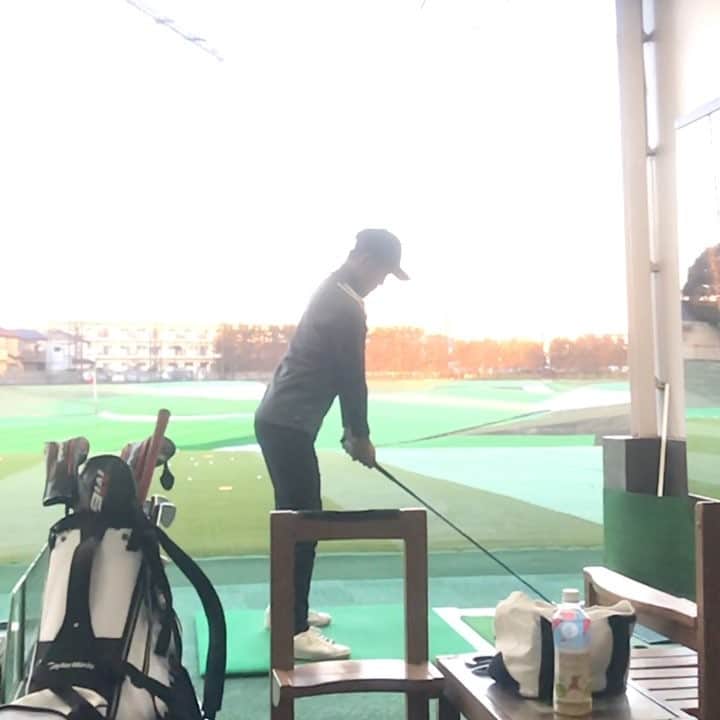 塩見好輝のインスタグラム：「どーなの🏌️‍♂️ スイング混乱してます。。。 今回はスローで🙄 #ゴルフ#スイング#丸山ゴルフセンター #taylormade#ゴルフ男子#ゴルフ女子 #isps#愛隼会#塩見好輝#m6 #スロー再生」