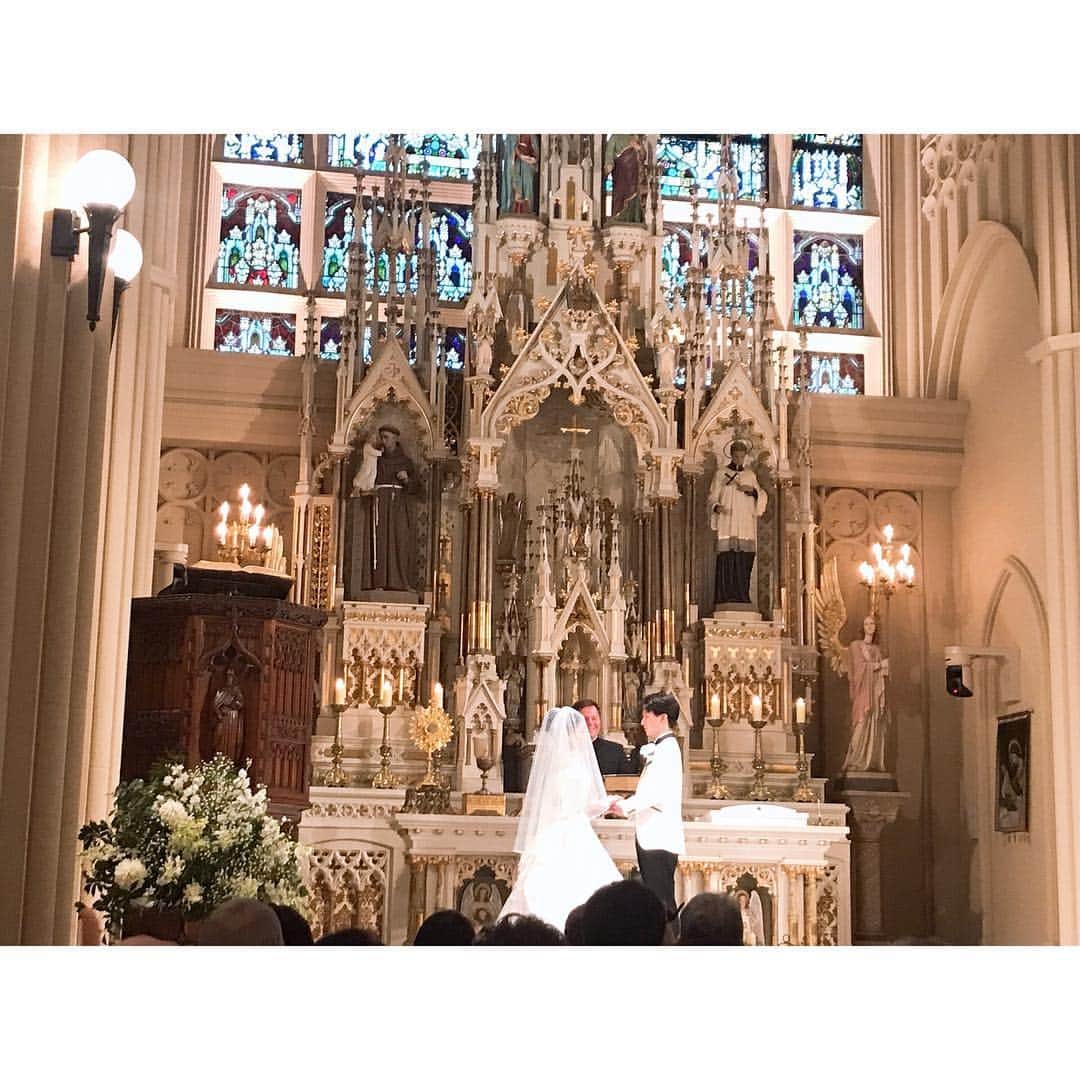 のインスタグラム：「・ 週末は、可愛い後輩ちゃんの結婚式でした💒👰🤵 新郎新婦の人柄がよく分かる とっても温かい結婚式でした✨✨✨ 感動で涙が出てしまう場面も… 本当に本当におめでとう！ 末永くお幸せに💕💕 #happywedding」
