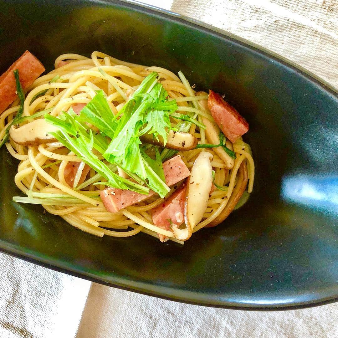 清水麻璃亜のインスタグラム：「#シミズキッチン ボロニアソーセージと椎茸のパスタ * いつかのお昼ごはんです〜！ パスタは冷蔵庫にあったもの入れればできちゃうから素敵🤤 味付けはだし醤油でちょっと和風っぽく。 * ボロニアソーセージ、どう使うのが美味しいんだろう？知ってますか〜？？ * ああ〜〜〜カプリチョーザのにんにくたっぷりパスタが食べたい！にんにく！！ #パスタ #pasta #ボロニアソーセージ #デリスタグラム #クッキングラム」