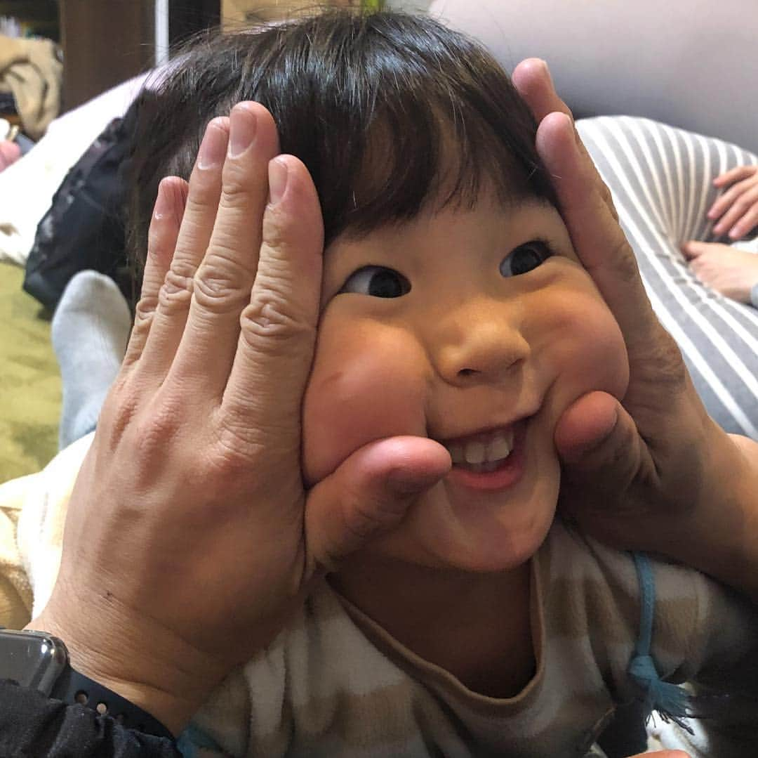 エハラマサヒロさんのインスタグラム写真 - (エハラマサヒロInstagram)「音ちゃんが4歳になりました❗️✌️﻿ こないだまで赤ちゃんおにぎりだったのにもう4歳なのね。早い早い！﻿ ﻿ #オモロイ顔No.1カッコいい﻿ #愛嬌No.1カッコいい﻿ #赤ちゃんおにぎりで1歳にならずして世界まで写真が轟いててカッコいい﻿ #最後にチラッとカッコいい #エハラ4姉弟」1月28日 21時01分 - eharamasahiro