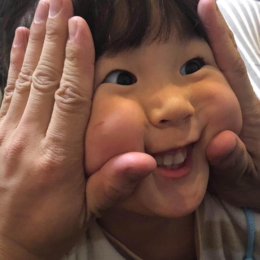 エハラマサヒロさんのインスタグラム写真 - (エハラマサヒロInstagram)「音ちゃんが4歳になりました❗️✌️﻿ こないだまで赤ちゃんおにぎりだったのにもう4歳なのね。早い早い！﻿ ﻿ #オモロイ顔No.1カッコいい﻿ #愛嬌No.1カッコいい﻿ #赤ちゃんおにぎりで1歳にならずして世界まで写真が轟いててカッコいい﻿ #最後にチラッとカッコいい #エハラ4姉弟」1月28日 21時01分 - eharamasahiro